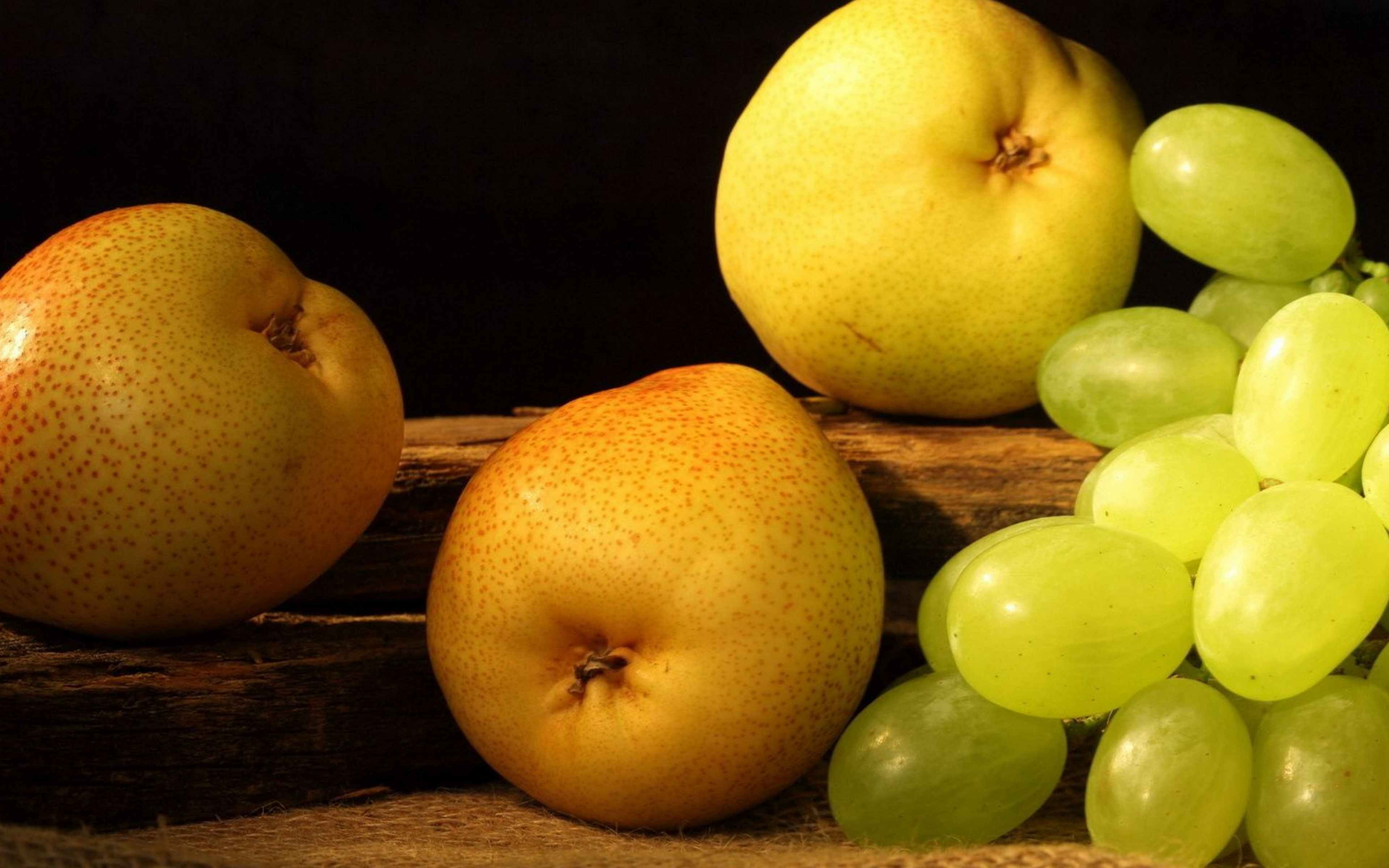Grape pear. Фрукты. Натюрморт с фруктами. Заставка на рабочий стол фрукты. Фрукты на столе.