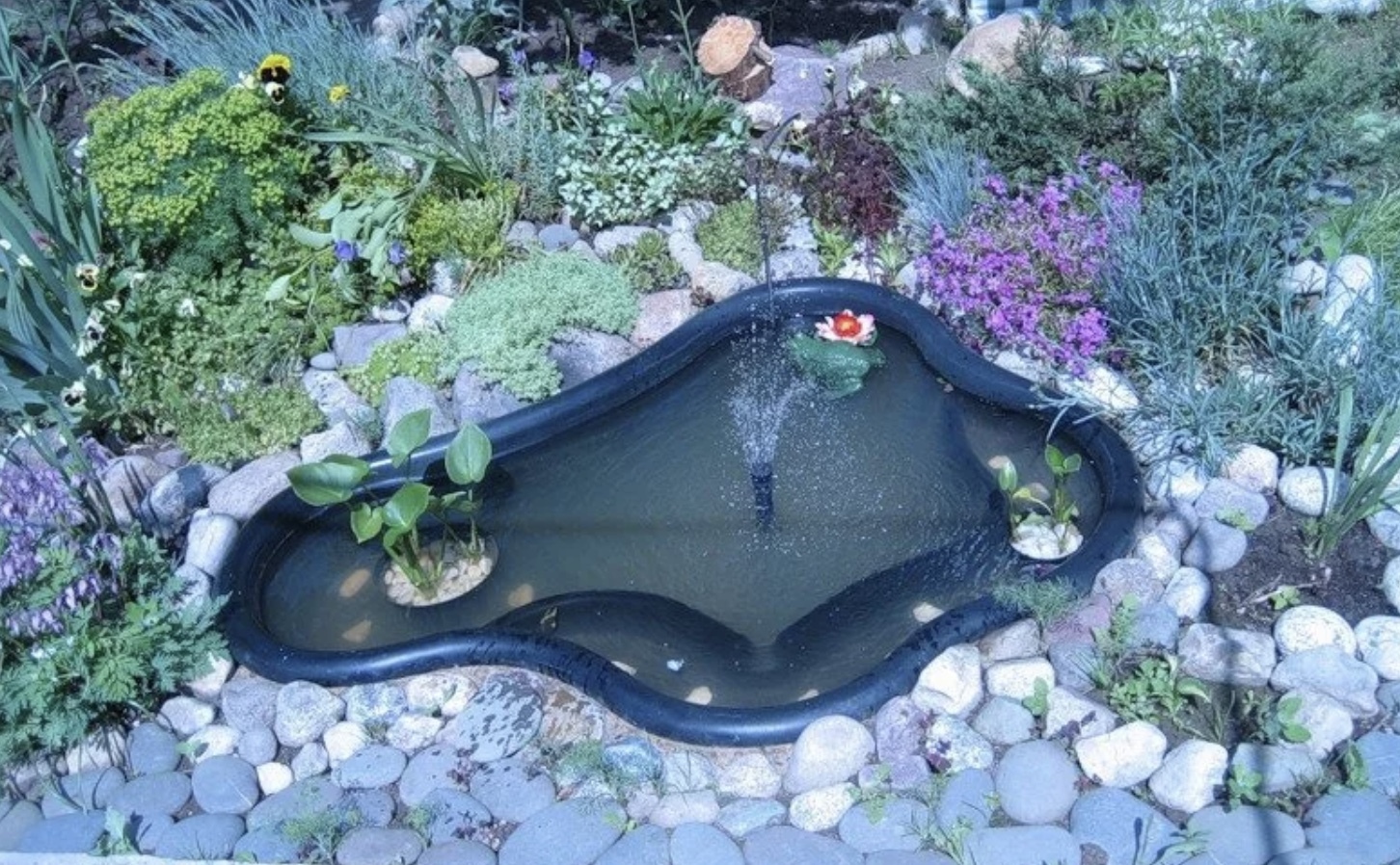 Пластиковый пруд в саду фото
