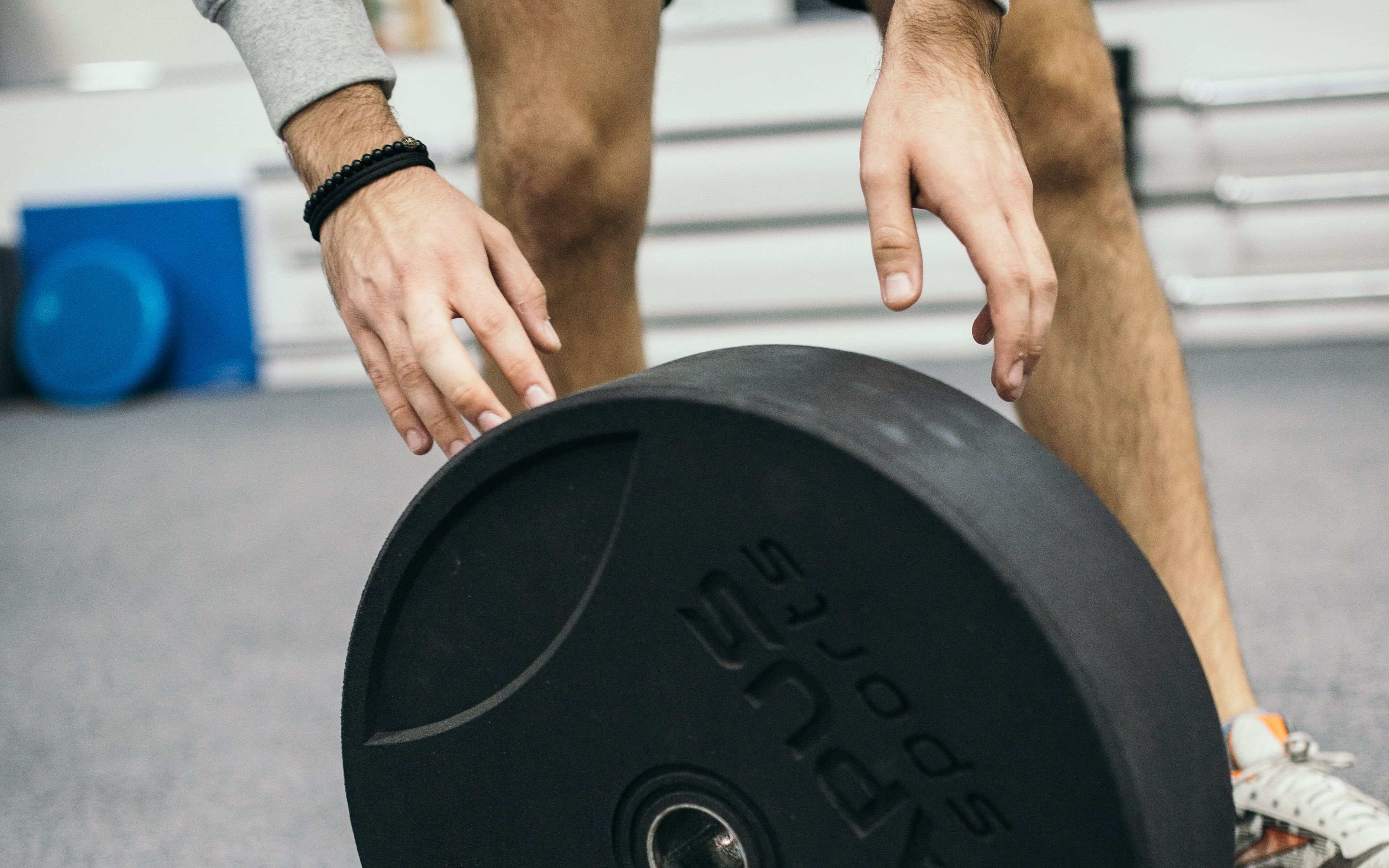 В спортивном зале штанги обручи. Картины для тренажерного зала. Красивые картинки коврик мяч гантели.