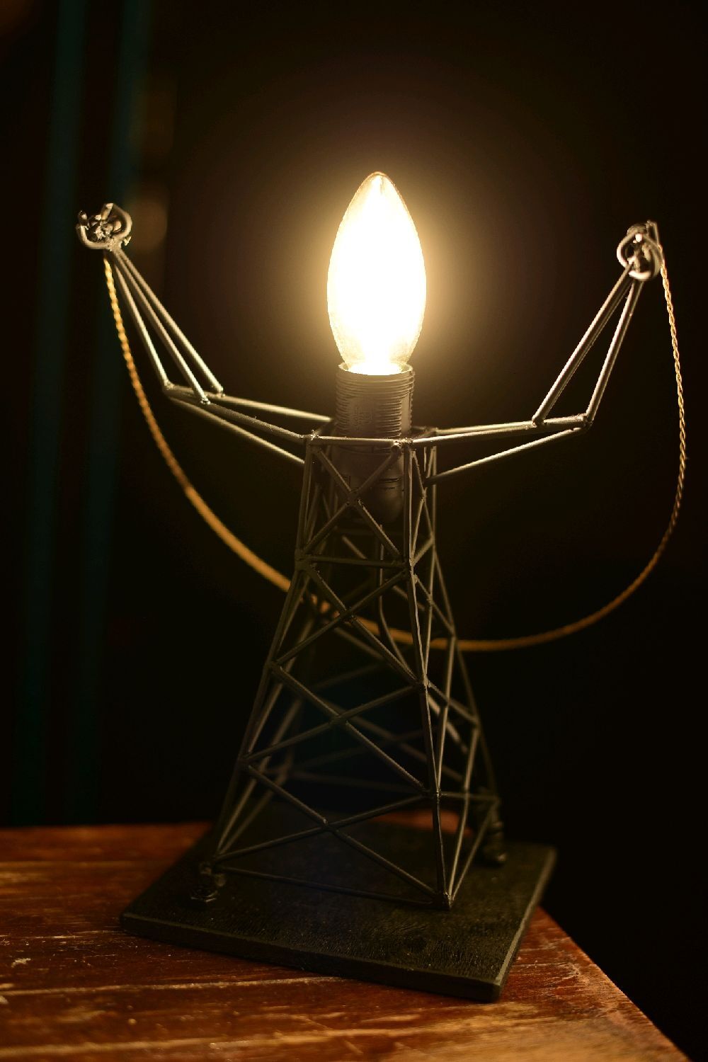 Свечение лампы под лэп. Свечение лампы под лэп. Люминесцентные лампы светятся под лэп. Лампы под лэп. Лэп лампы.