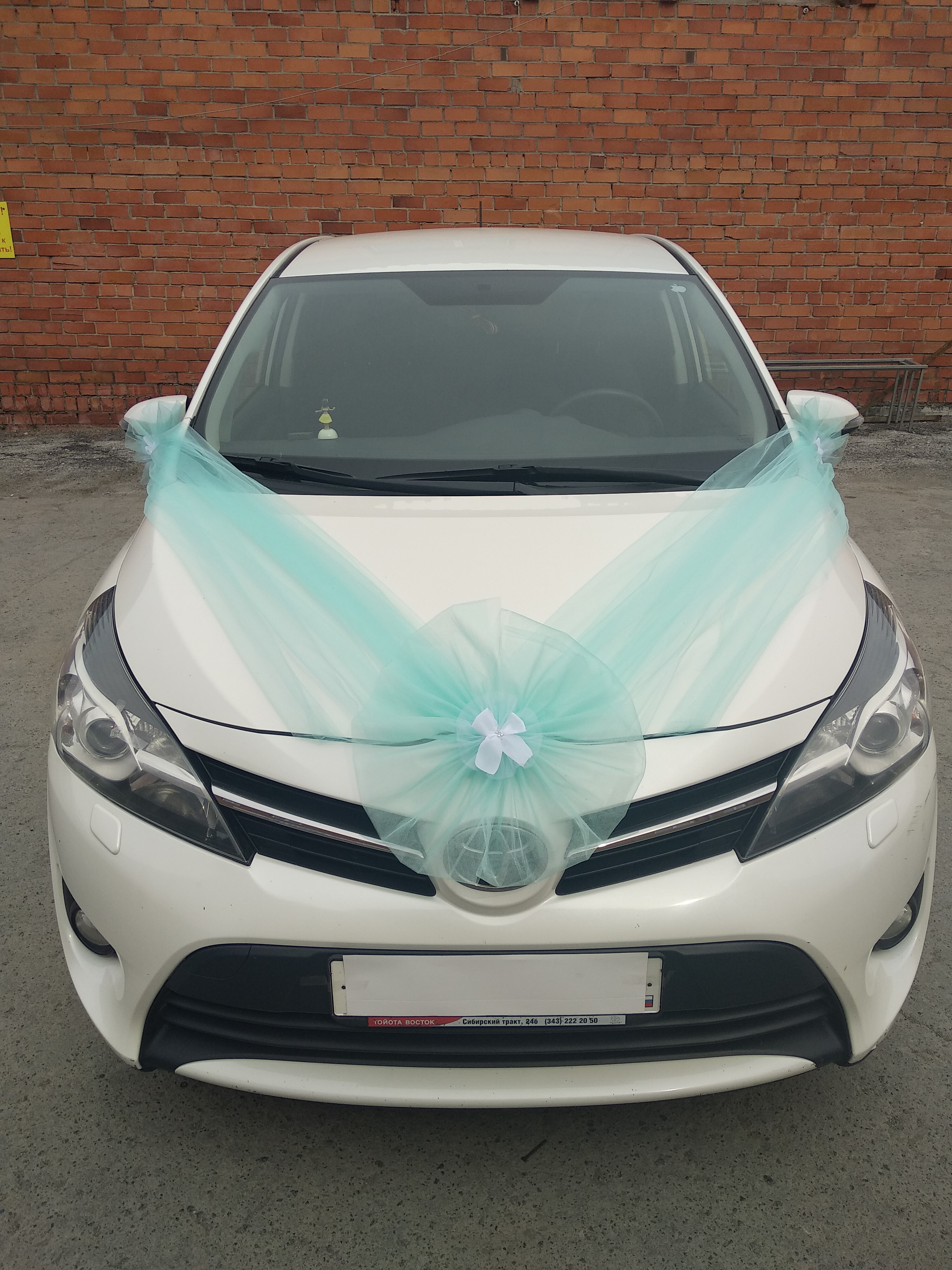 Банты на машину на свадьбу. Большие банты на машину. Бант на капот. Украшение на машину с бантом. Банты из лент на свадебную машину.