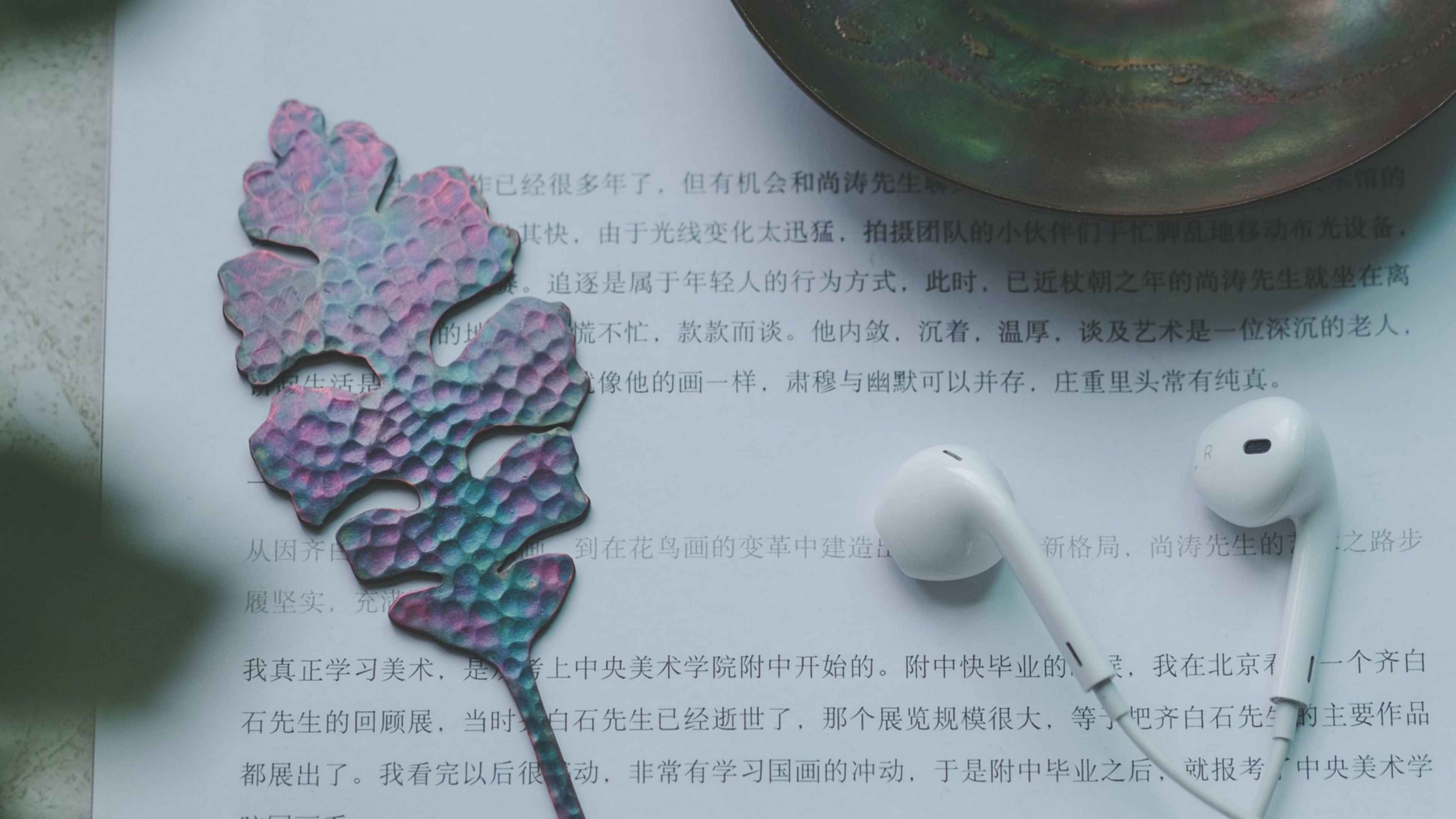 Телефон с наушниками и листом. Наушники на природе. In ear мониторы маджента. Листочек на наушники. Обои на телефон фон белый приставка наушники листик и айфон.