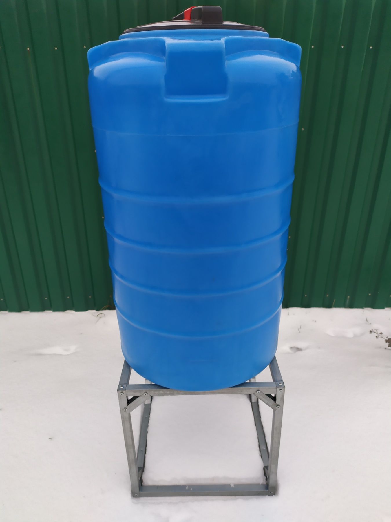 Подставка под бочку для капельного полива. Капельный полив с 200 литровой бочки. Емкость для воды в теплицу. Емкость для полива на даче. Летний душ из бочки 200 литров.