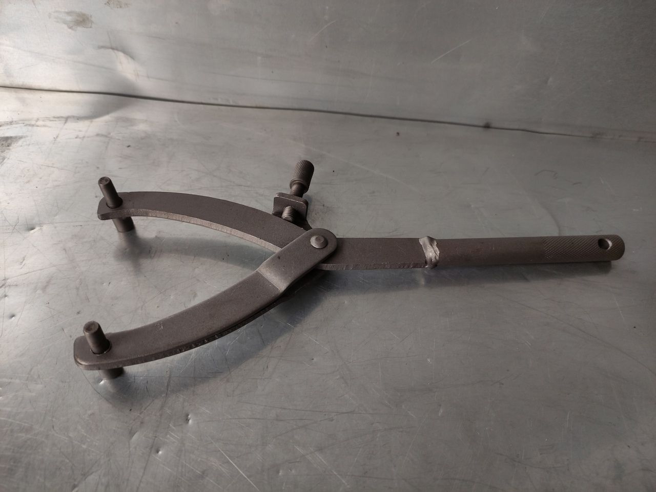 съемник ведущего вариатора brp sm-12577. вал привода вариатора polaris sportsman. съемник вариатора тайга патруль 800. съемник вариатора. съемник вариатора polaris rzr 800s.