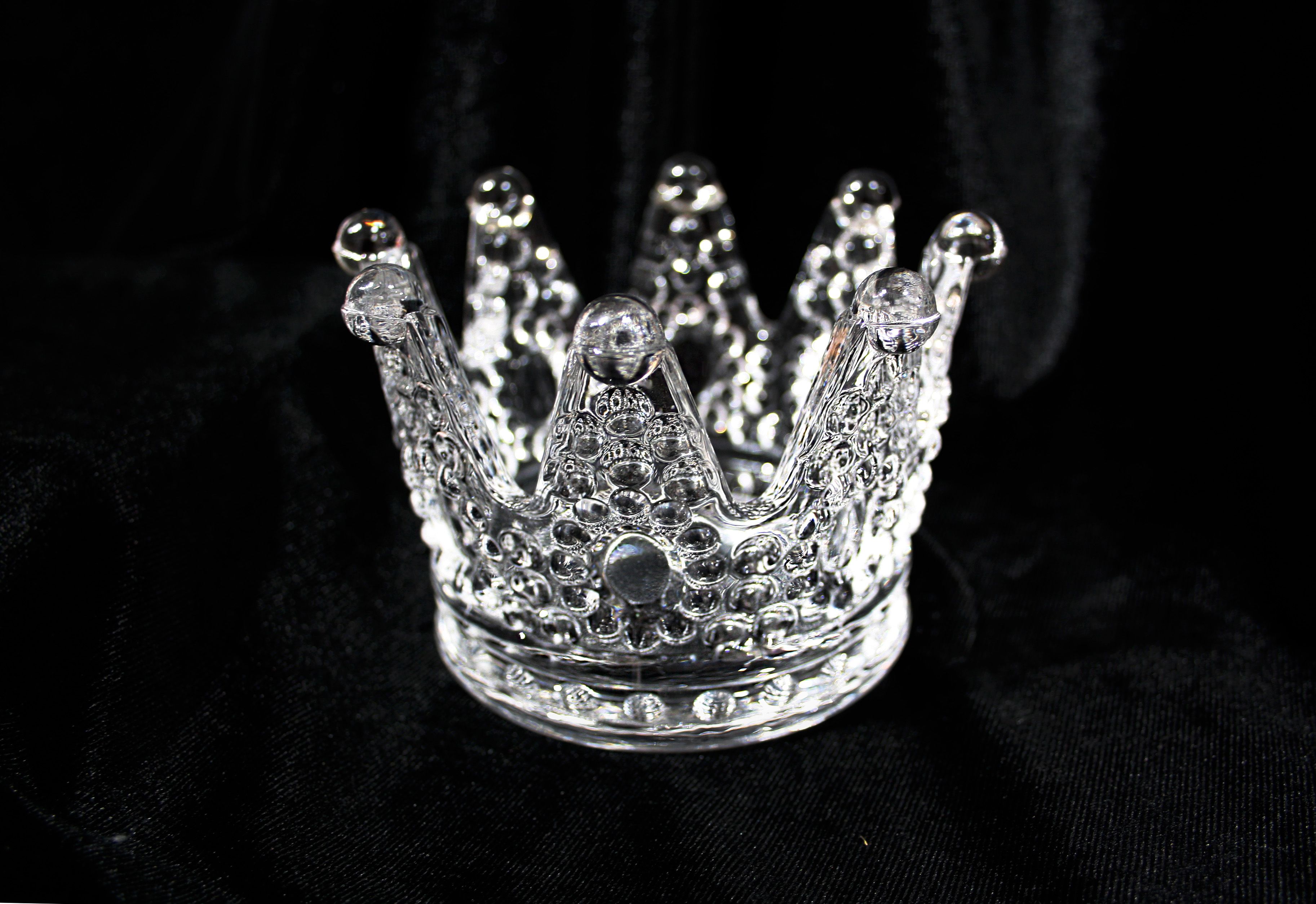 Статуэтка корона. Стеклянная корона. Стекло в короне. Фигурка короны из железа. Гадать короне