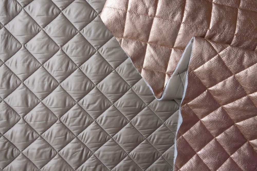 Стеганая плащевка. Стеганая плащевка. Ткань утепленная стеганая. Простеганная ткань. Стеганая плащевка на синтепоне.