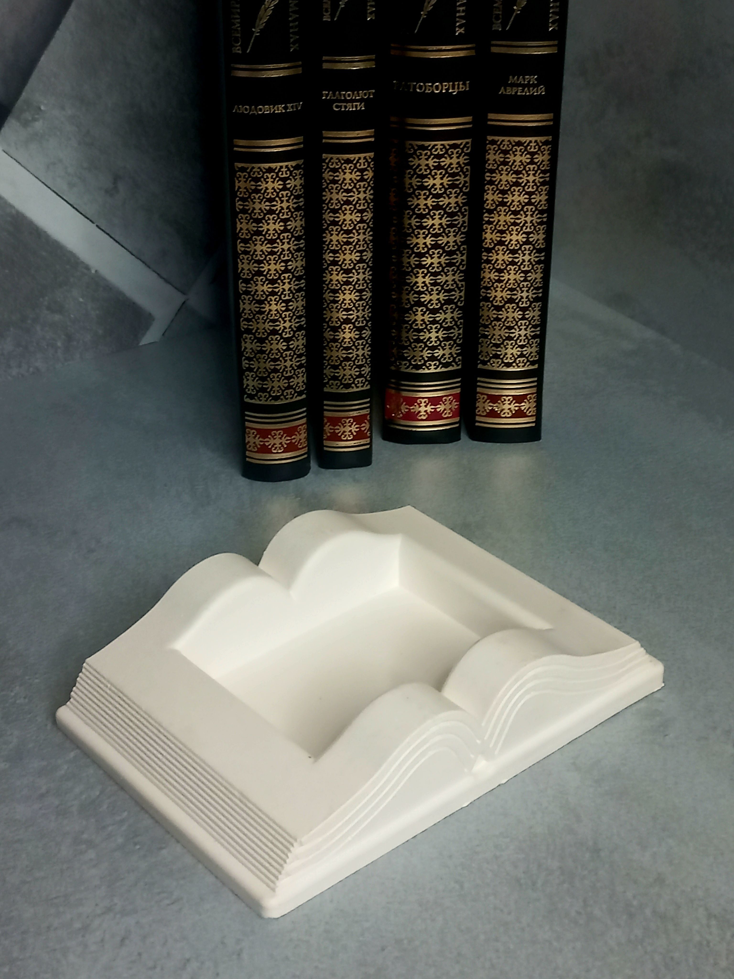 Кашпо книга из гипса. Гипсовая книга. Конев а. Книга из гипса. "гипс".