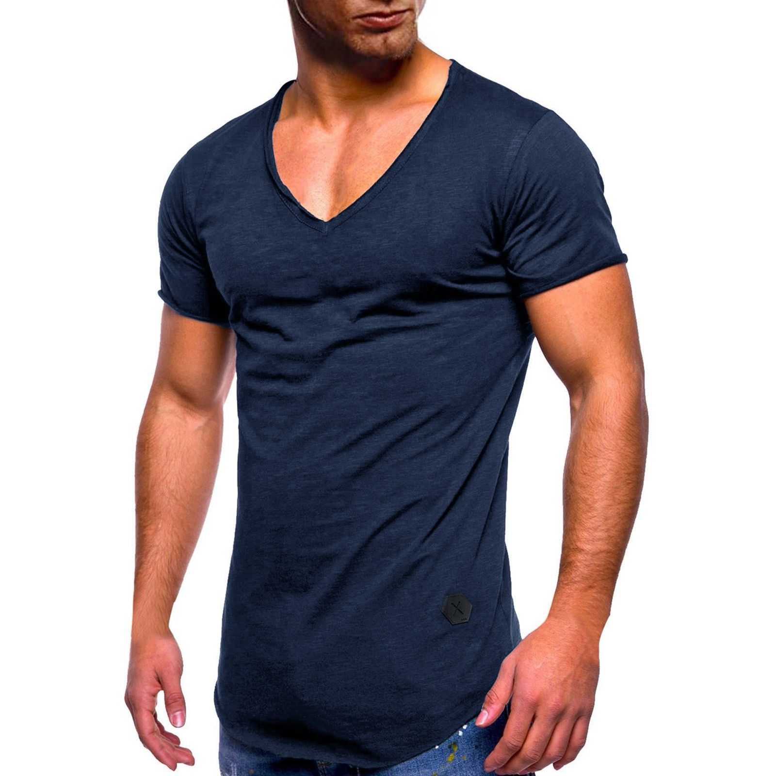 Мужчина в обтягивающей футболке