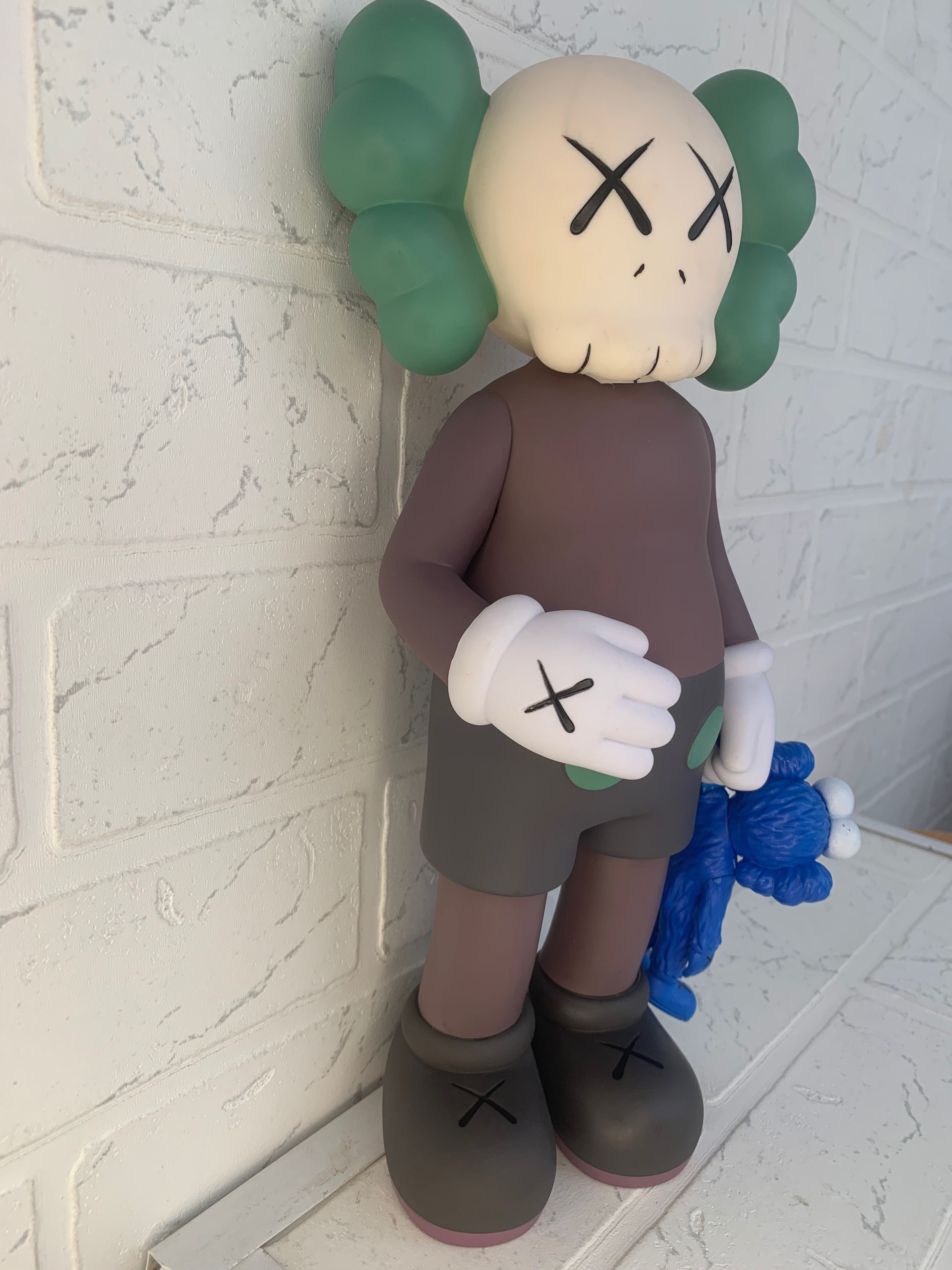 Коллекционная фигурка KAWS с игрушкой