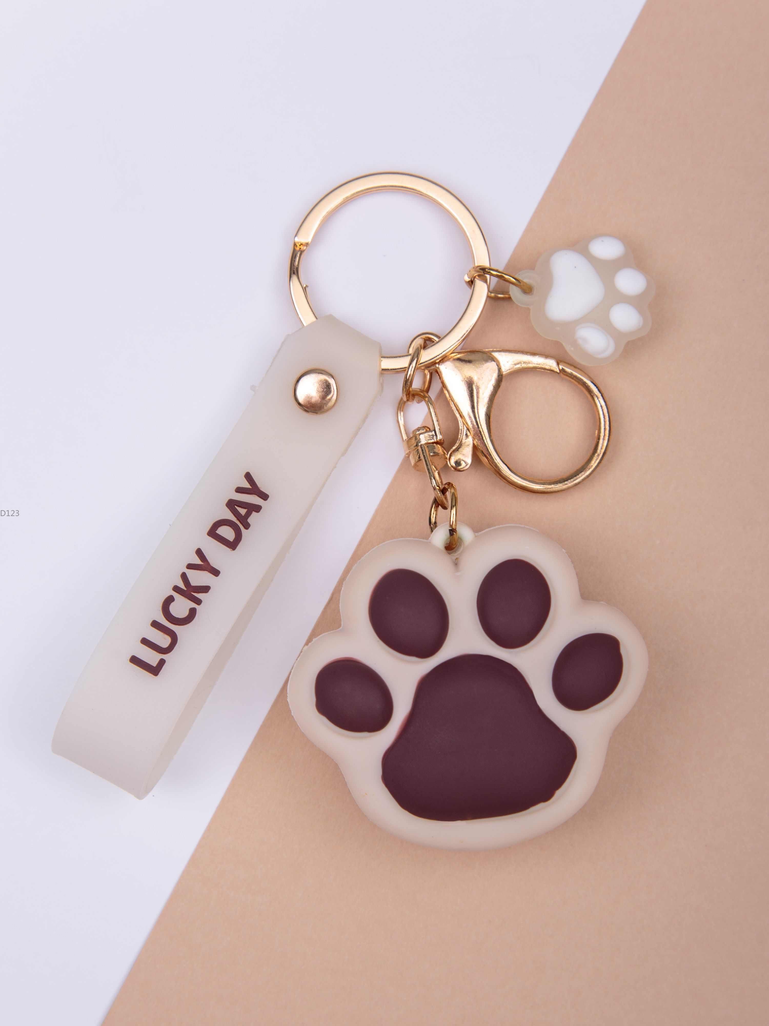 Брелки с лапкой. Брелок лапка кошки. Брелок утиная лапка. Лап 06-06. Брелок лапка.