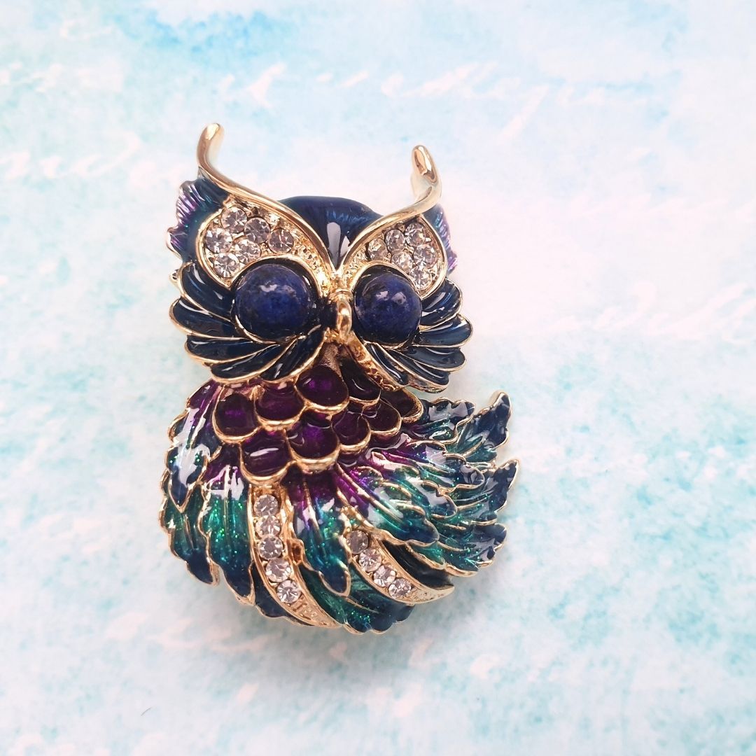 Брошь "Сова", совушка, с лазуритом. Позолота, бижутерный сплав, лак, стразы, натуральный камень. Цвет: синий. Коллекция "Совушки"
