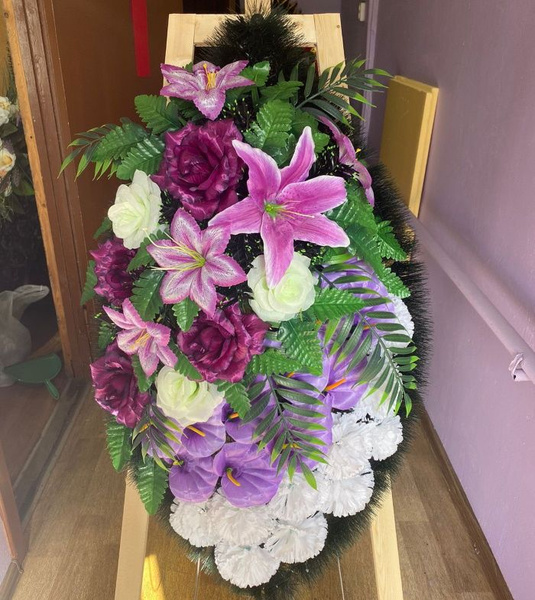 Венок \"Лилия\" с траурной лентой (с индивидуальной надписью), высота ...