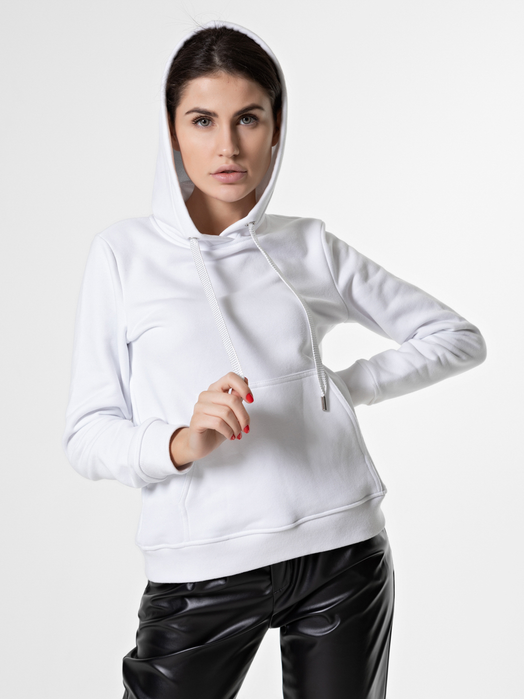 худи с мари. белая кофта с длинным капюшоном. толстовка мари. худи с мари. толстовка мари.
