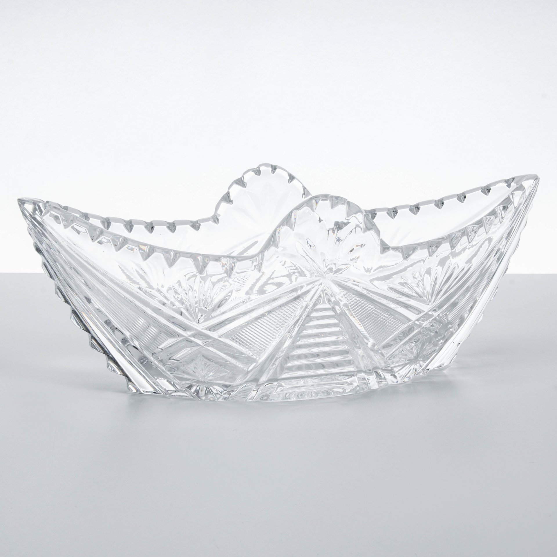 Ладья хрустальная большая. Ваза ладья хрусталь богемия. Хрустальный салатник ладья чехословакия. Ладья хрусталь. Салатница хрустальная ладья ссср.