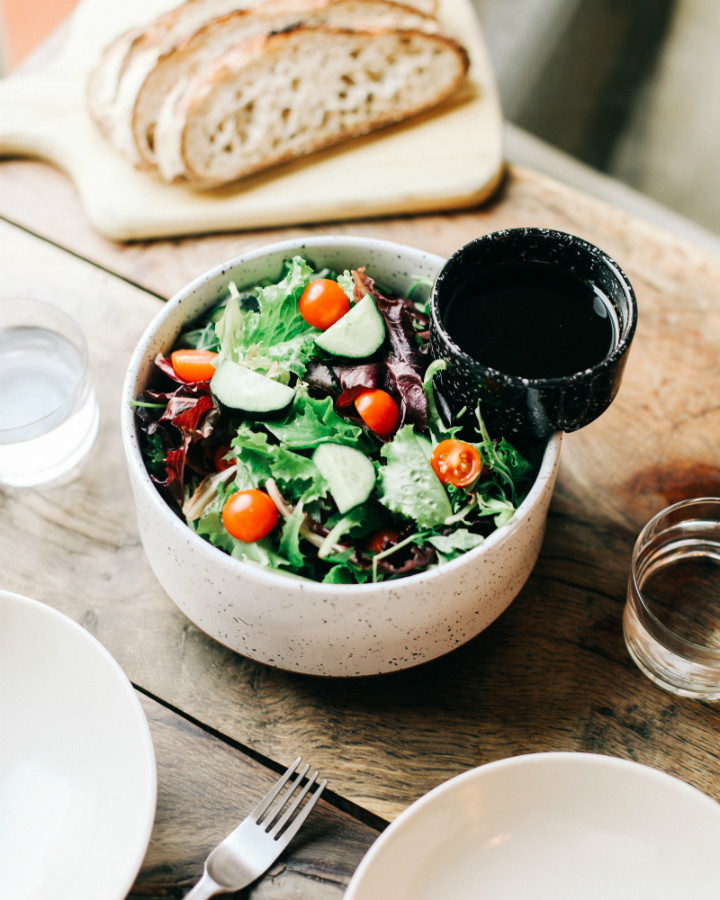 посуда для порционных салатов. необычные тарелки для закусок. в какой посуде подают салаты. посуда для горячих закусок. посуда для готовки салатов.