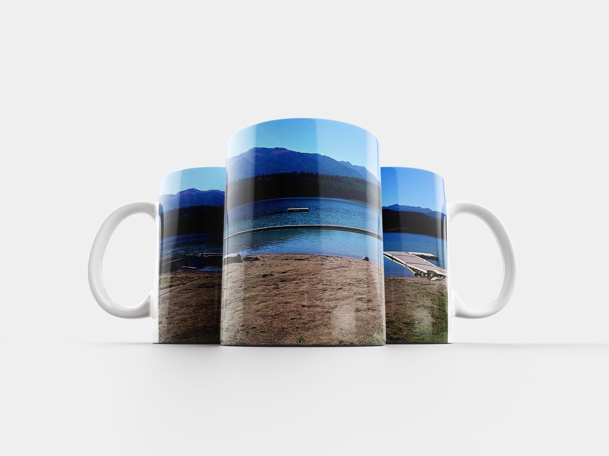 кружки отражаются. кружки для воды. из одной кружки воду. кружка с водой. кружка дельфин.