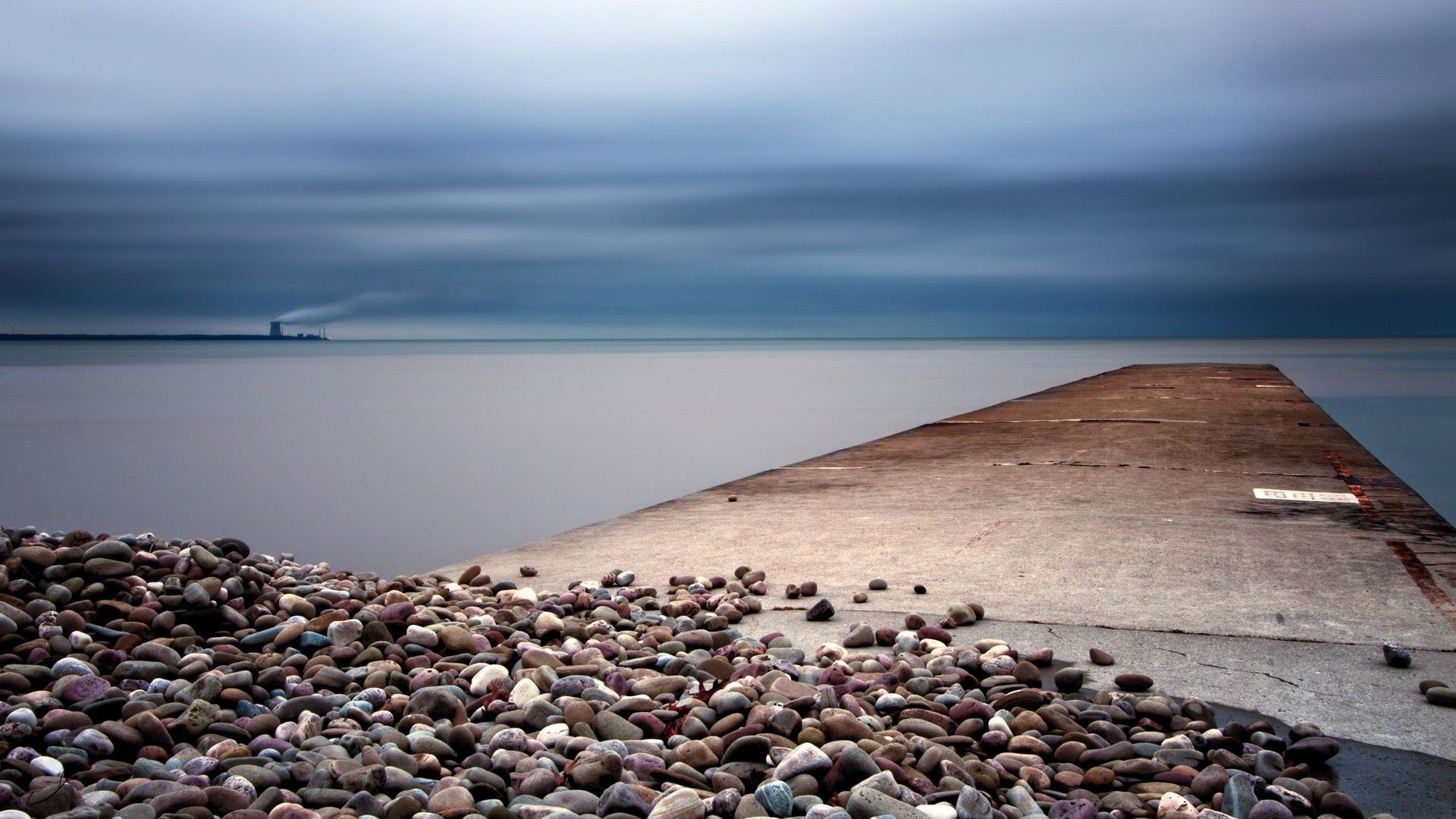 Камни с неба. Камни на пляже. Подложка камни небо. Камни на пляже. Галька в небе.