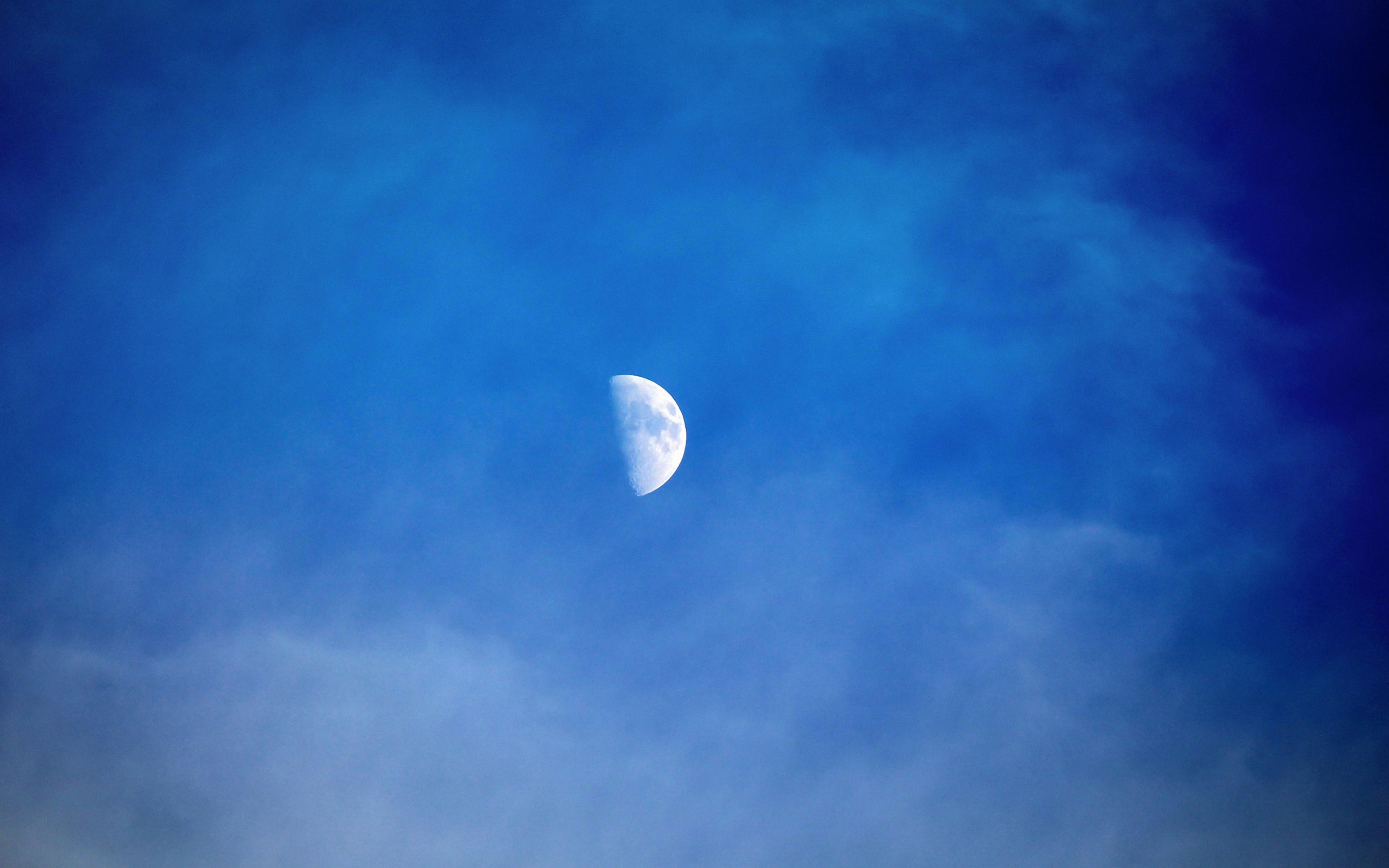 Полнолуние небо. Луна. Лунное небо. Луна на небе. Луна на голубом небе.