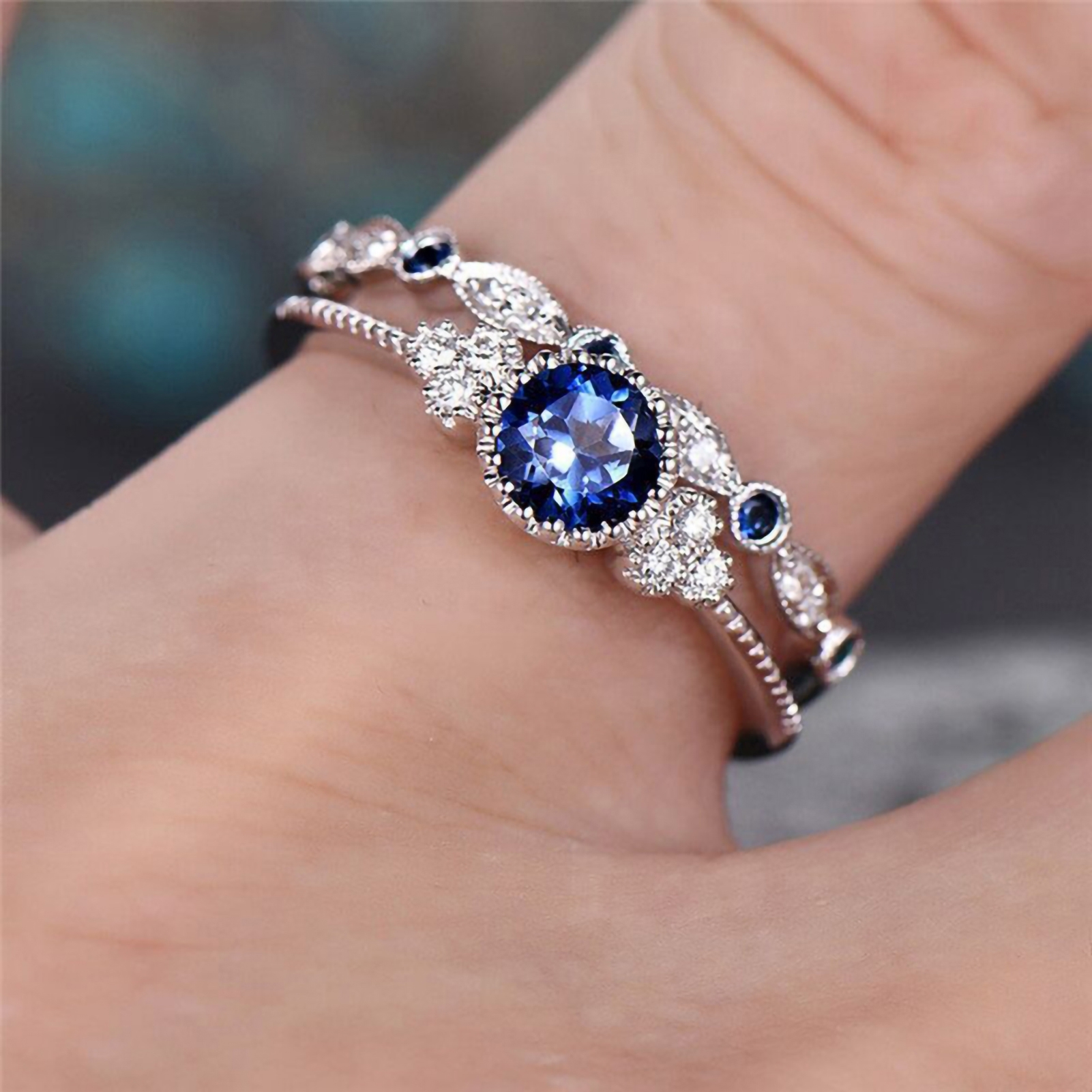 Кольцо с синим камнями