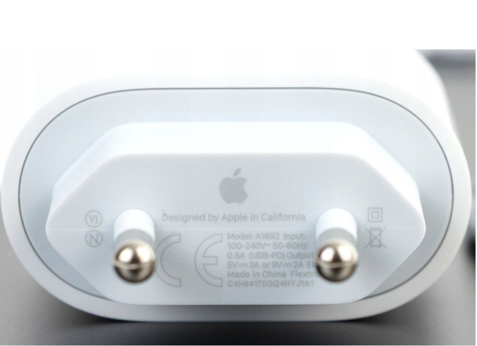 Адаптер для айфона 13. Блок зарядки Apple 18 w. A1692 Apple зарядка. 20вт зарядка Apple. Блок питания Apple 18w.