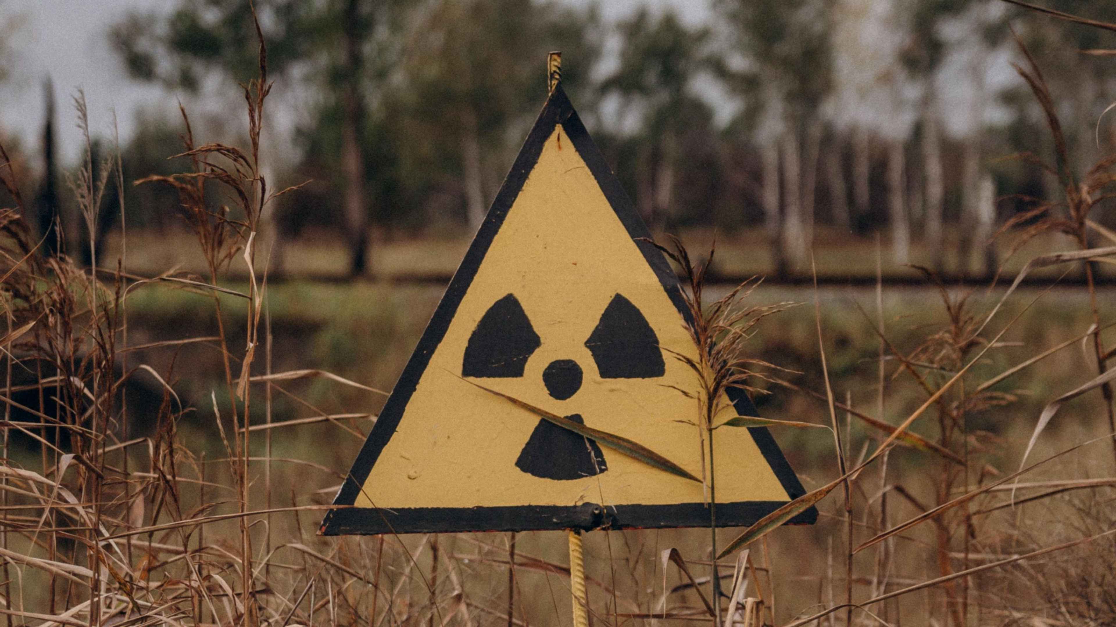 Радиация и жизнь. Зона Припять знак радиации. Знак радиоактивности Чернобыль. Знак радиоактивности сталкер. Знак ра.