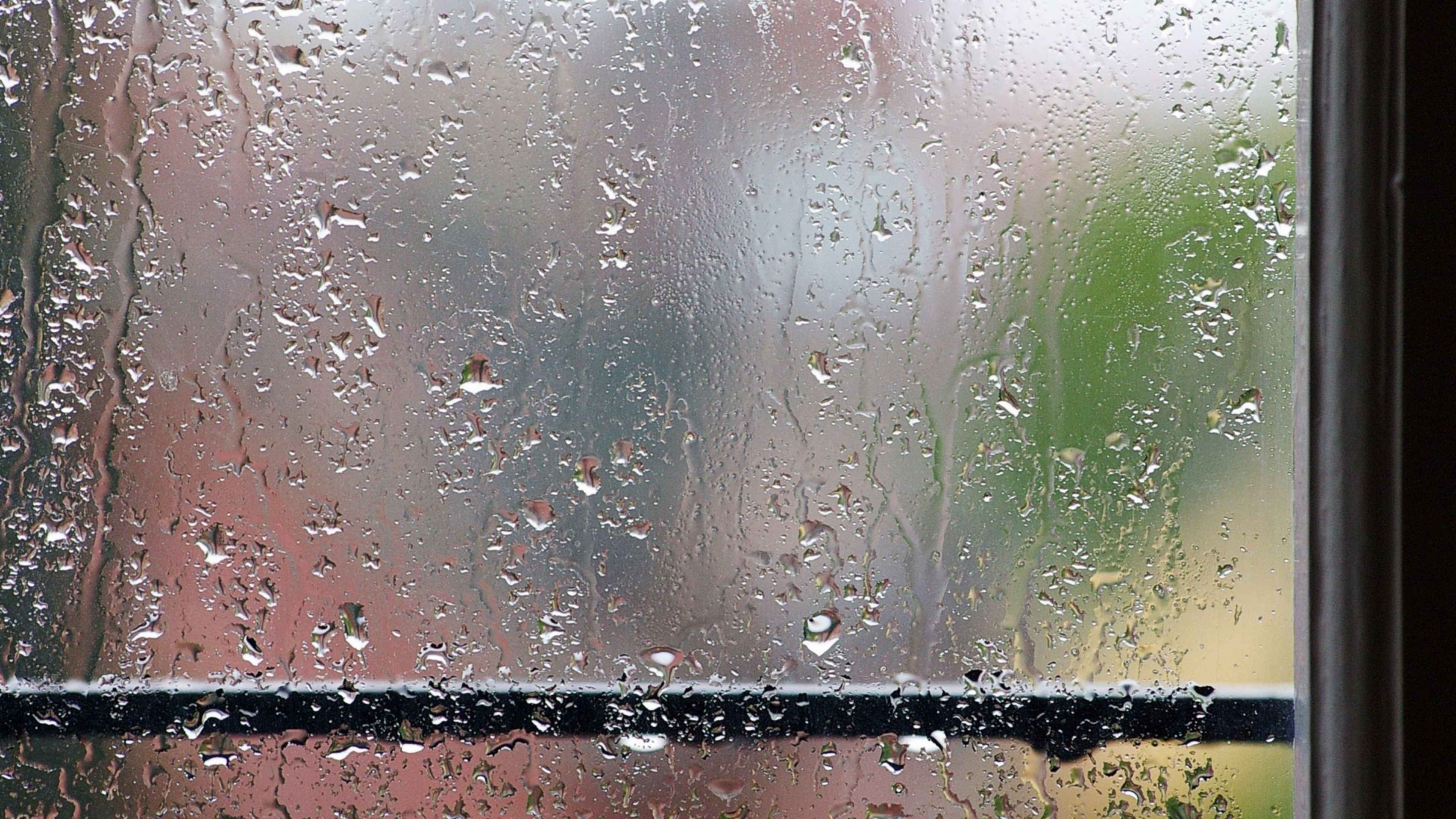 Окно в дождевых каплях. Дождь за окном. Дождь в окне. Капли на стекле. Капли дождя на окне.