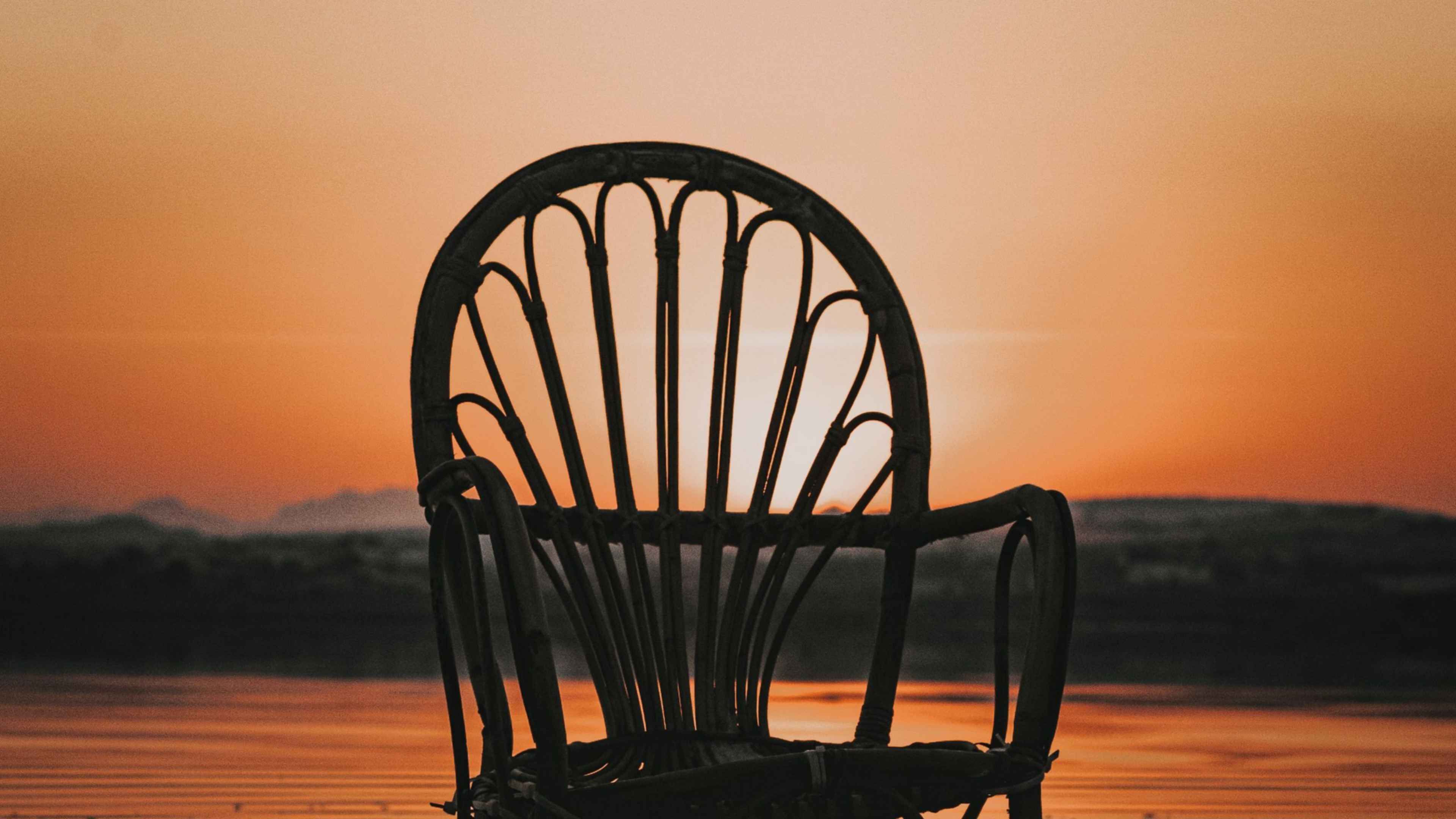 Кресла на фоне заката