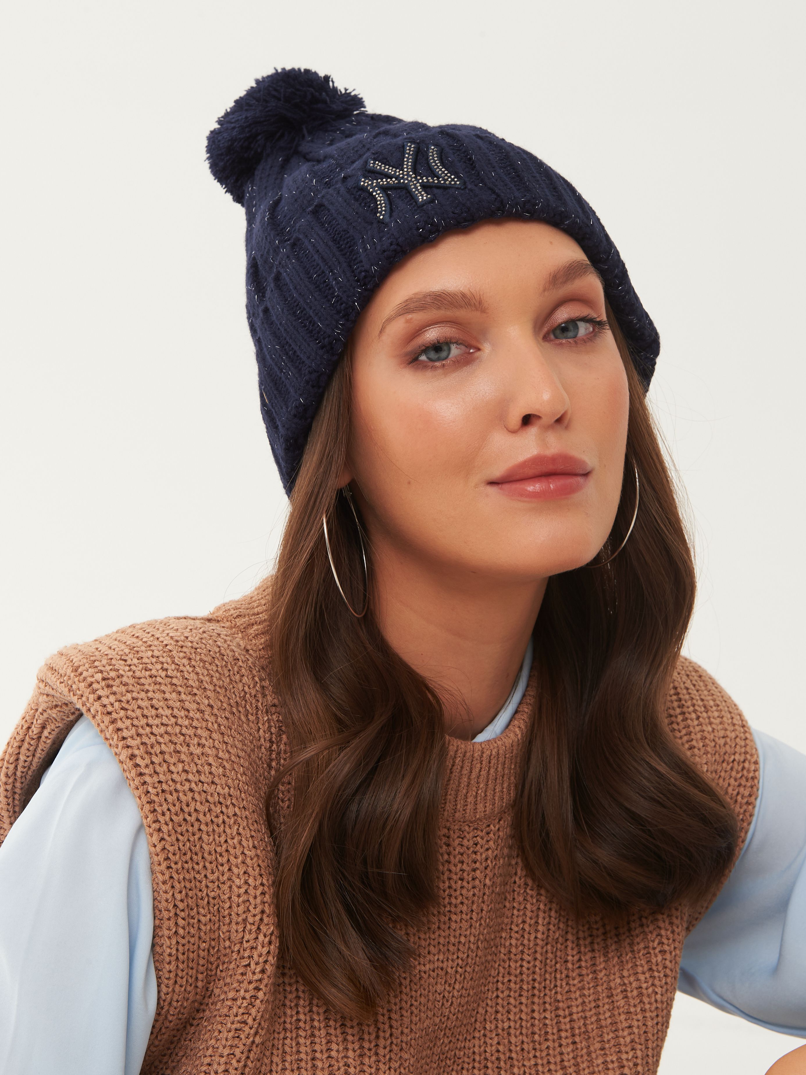 Шапки s. Шапка бини сипи компани. Красная вязаная шапка с помпоном женская. Шапки s. Шапки s.