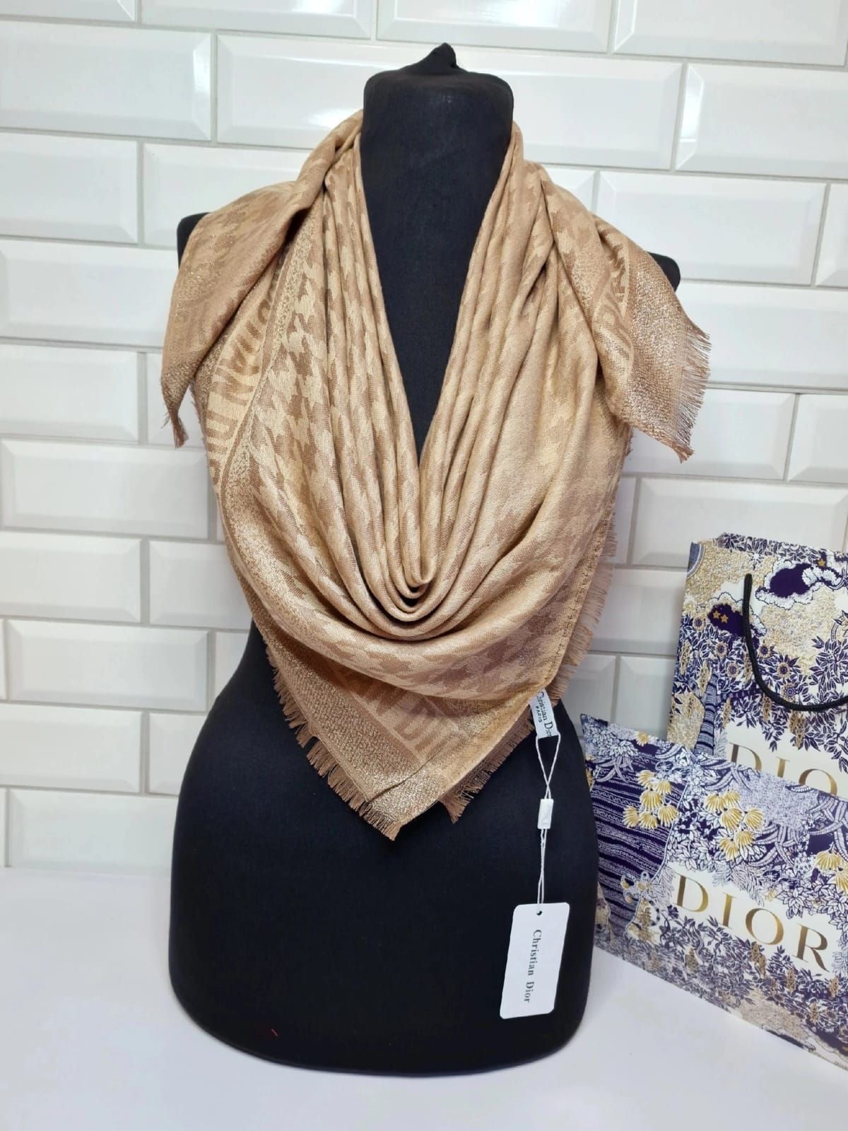 Твой платок-это. И твой шарф совсем. Твой платок-это. Шарф твое мужской. Шарф твое.