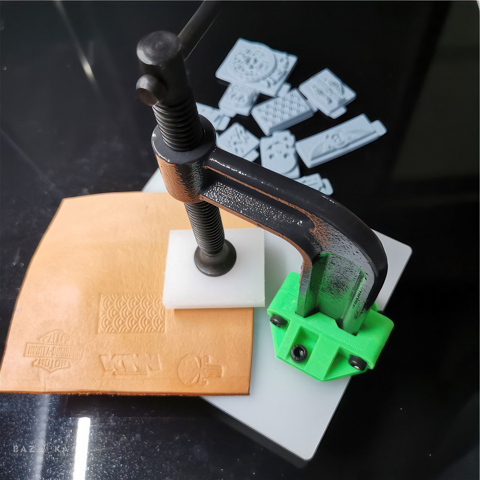 Пресс - тиски ручные для переноса логотипов рисунка, оттиском на кожу , мыла, бумагу. холодным тиснением