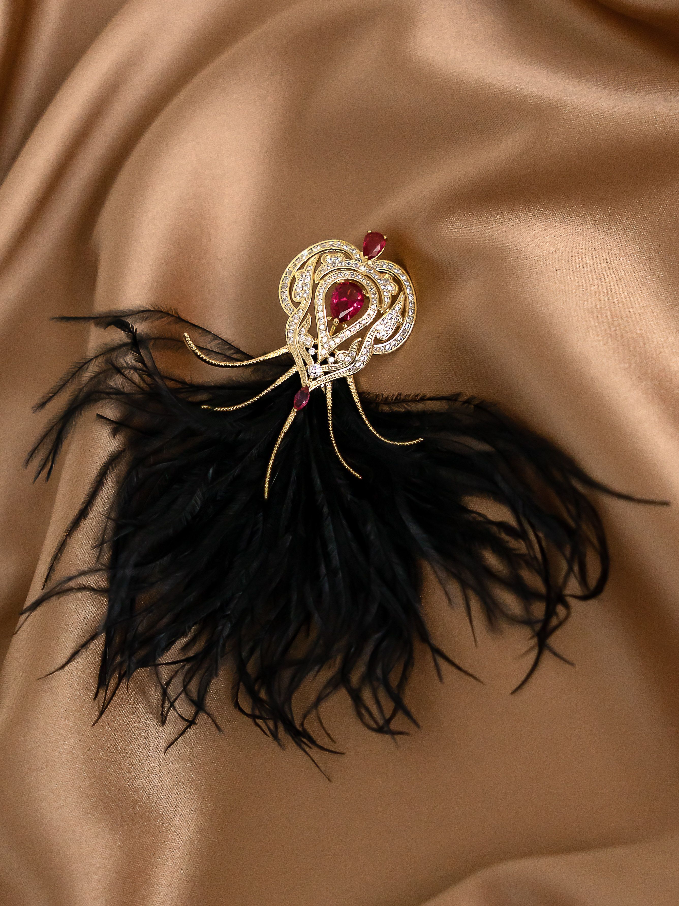 Броши с перьями