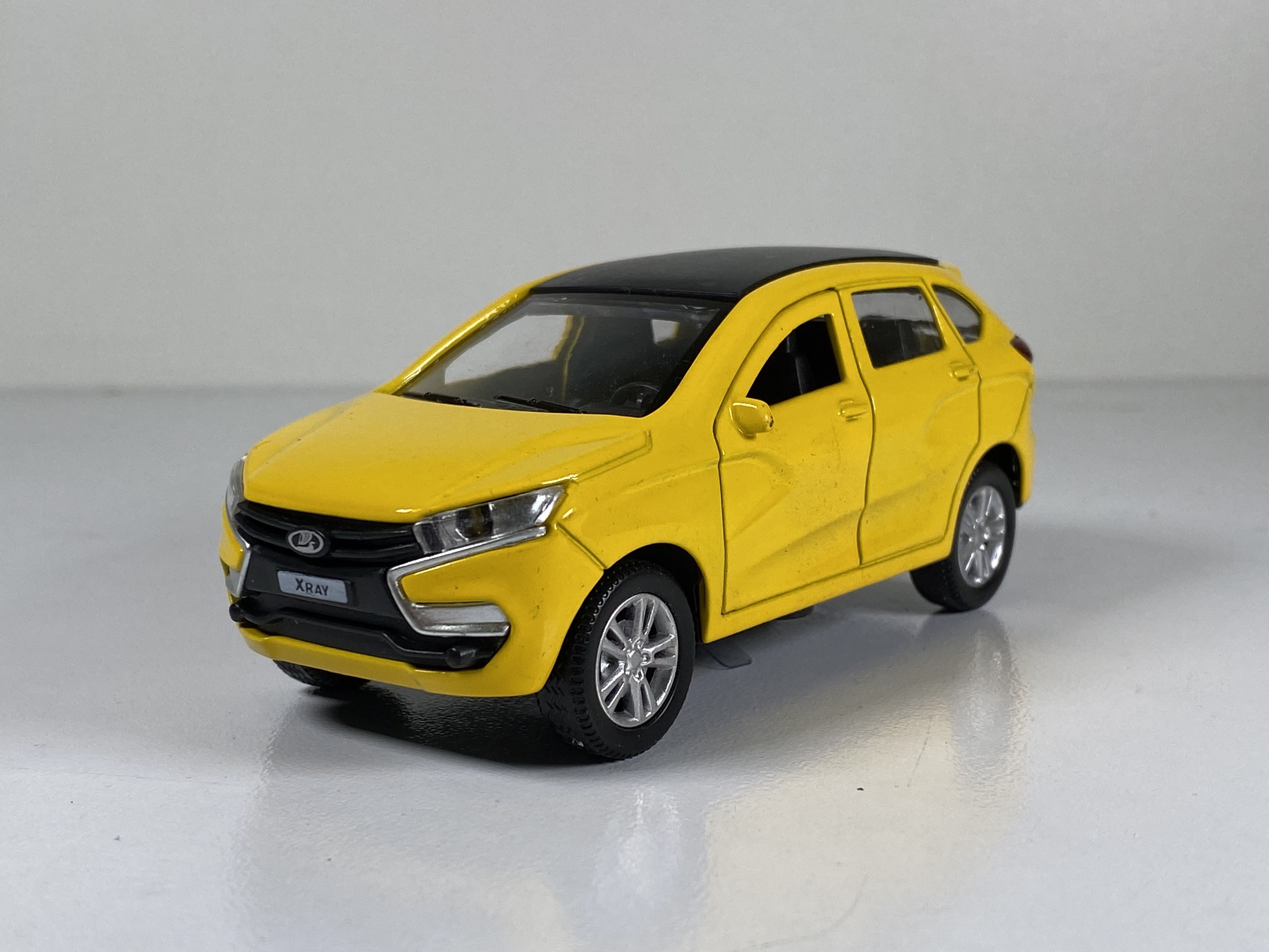 Модель-игрушка LADA X-RAY с инерционным механизмом 11 см / звук и свет /  без коробки