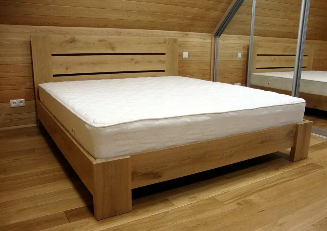 Деревянная кровать из бруса