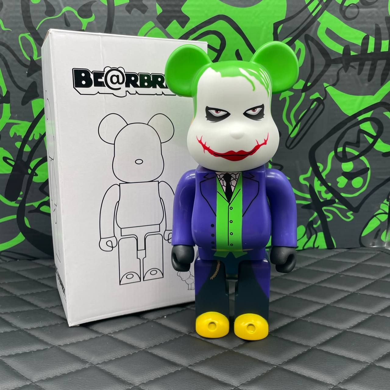 Игрушка Bearbrick Joker 28см - купить с доставкой по выгодным ценам в  интернет-магазине OZON (1219815513)