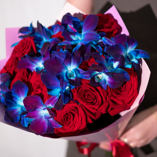 Дендробиум, Роза ALMOND ROSES, цвет Красные розы с космическими ...
