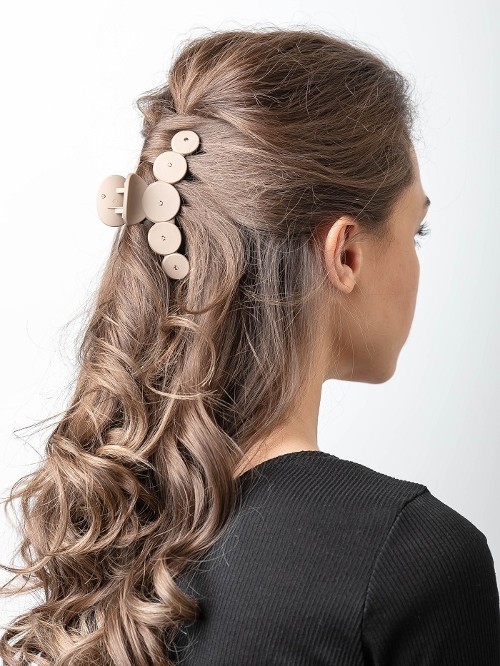 Причёски с крабиком на средние волосы. Прически с заколкой краб. Как сделать красивую прическу с крабиком. Как сделать красивую прическу с крабиком. Прическа с крабиками на короткие волосы.