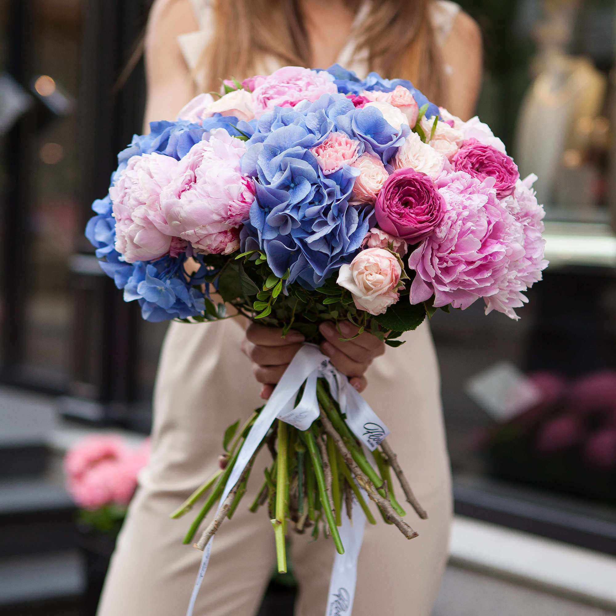 Belle bouquet. Flora delivery. Флора Деливери цветы. Бель букет Владивосток. Флора Деливери девушка с букетом.