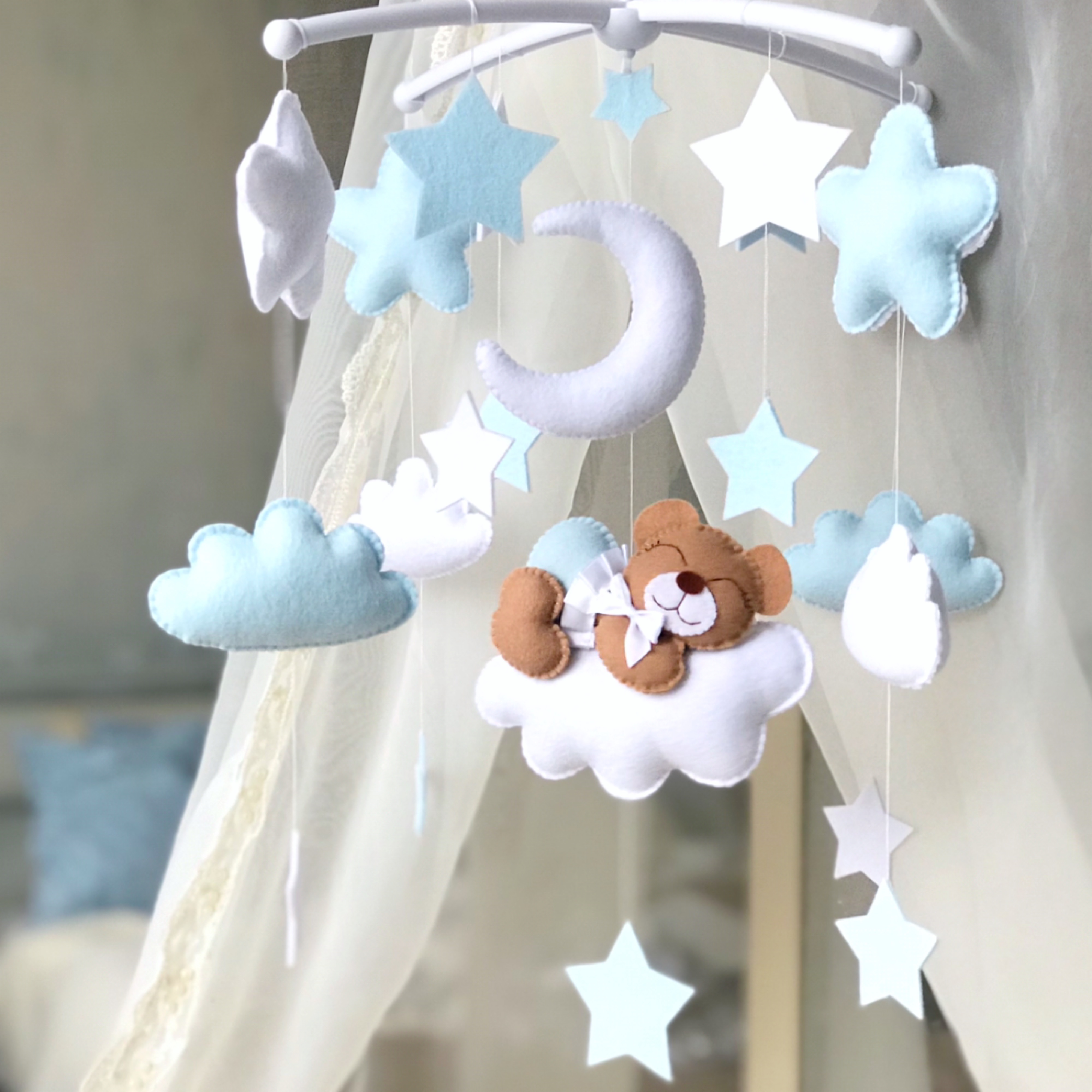 Мобиль мягкий. Мягкие мобили на кроватку для новорожденных. Игрушки "кроватка". Мобиль на кроватку. Мобиль в кроватку из фетра.