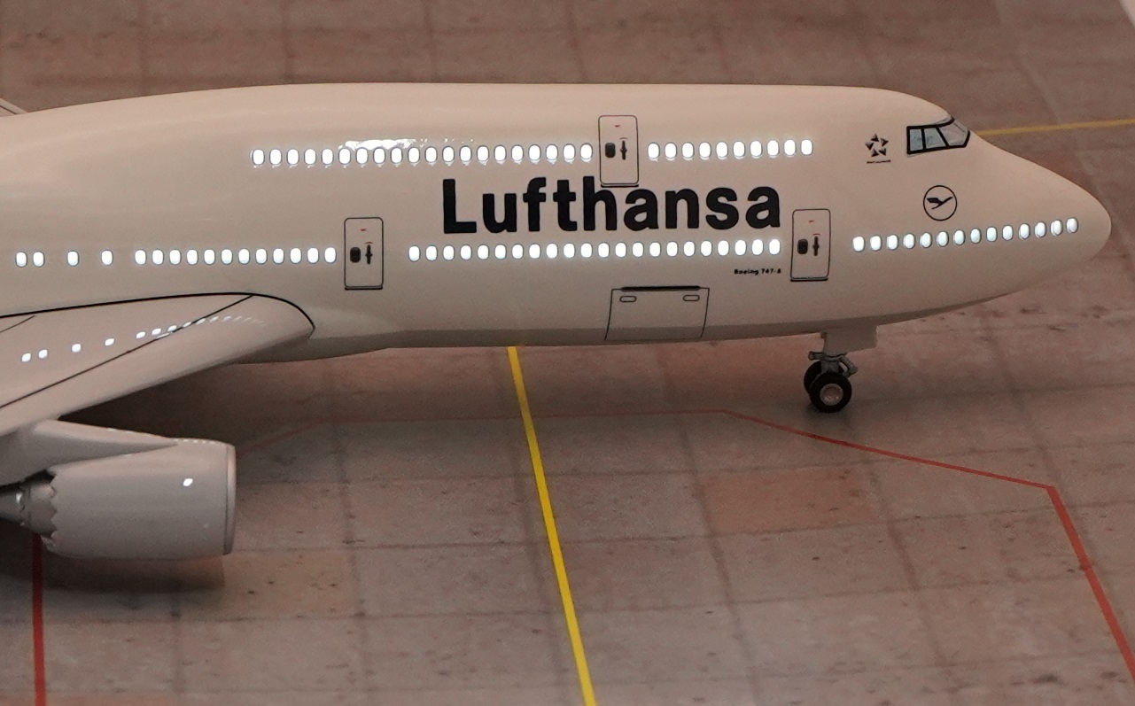 Игрушка самолёта с освещением салона Боинг 747 8, авиакомпании Lufthansa.