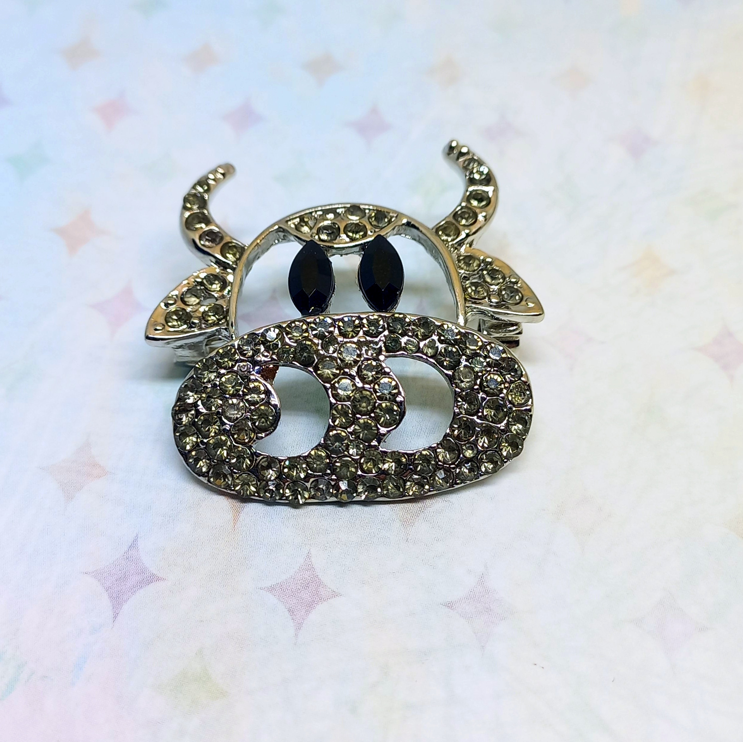 Телец брошь. Брошь телец. Телец брошь. Брошь знаки зодиака "телец". Брошь бык.