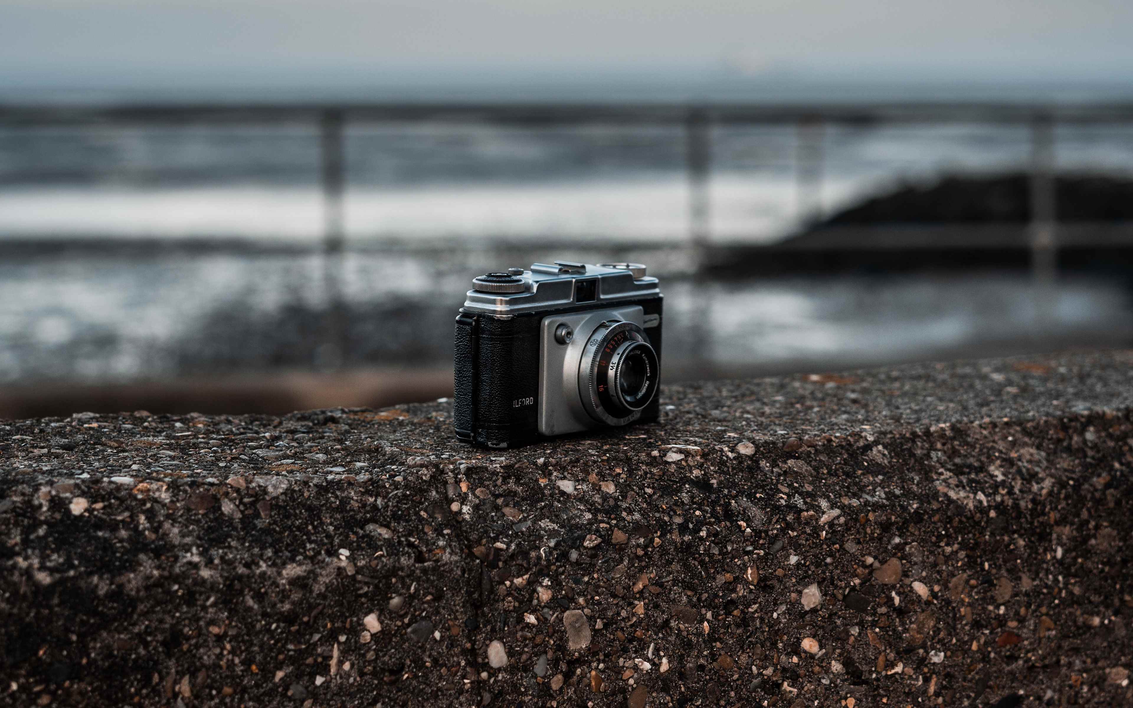 Grey cam. Фотоаппарат серый. Фотоаппарат рисунок. Обои на рабочий стол фотоаппарат. Фотоаппарат обои на телефон.