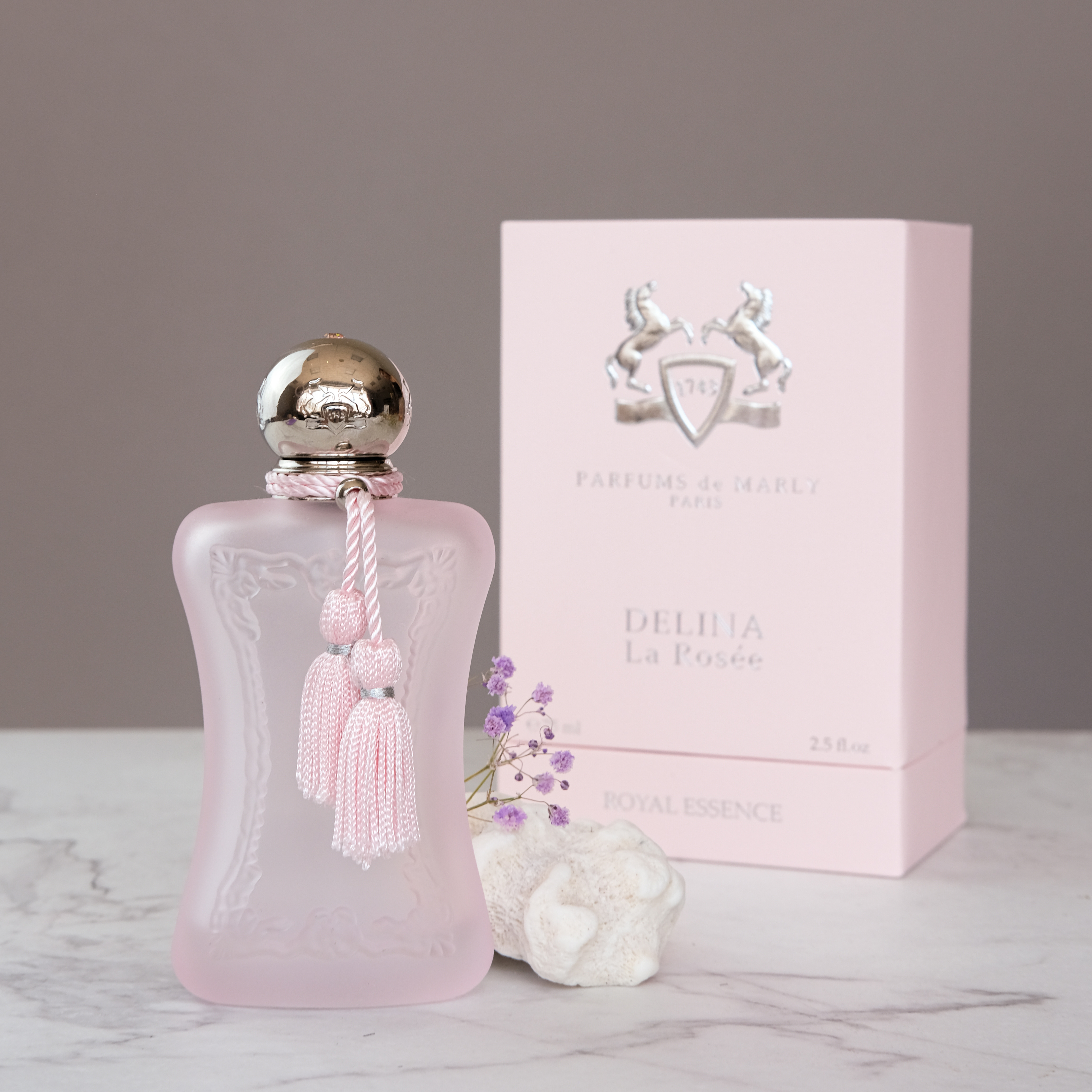 De marly delina la rosee. Парфюм де Марли Делина. Духи delina Rose. Духи Valaya Parfums de Marly. Parfums de Marly delina 10 мл.