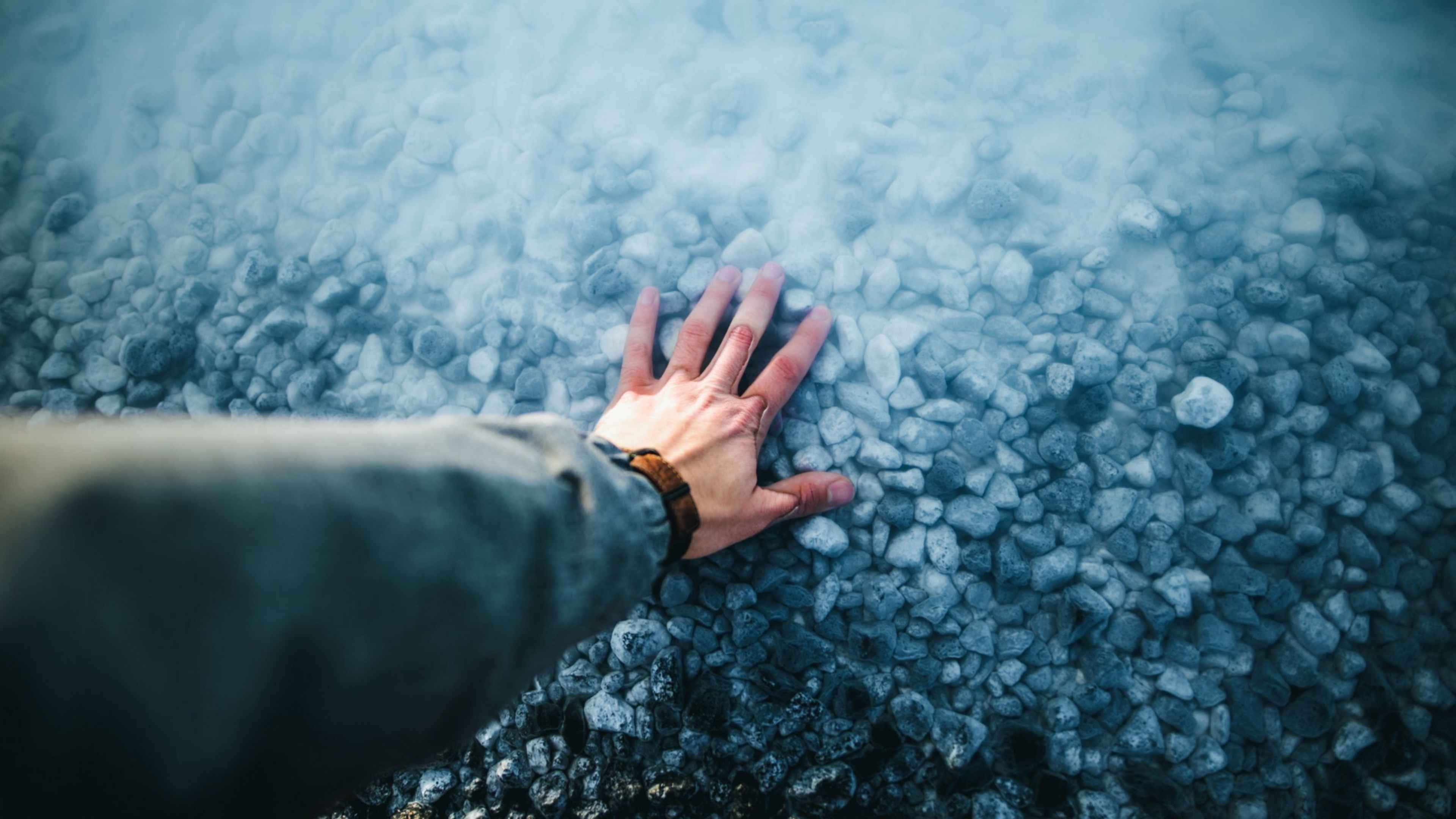 Во сне рука в воде. Красивая картина на ладони с вода с пенной.