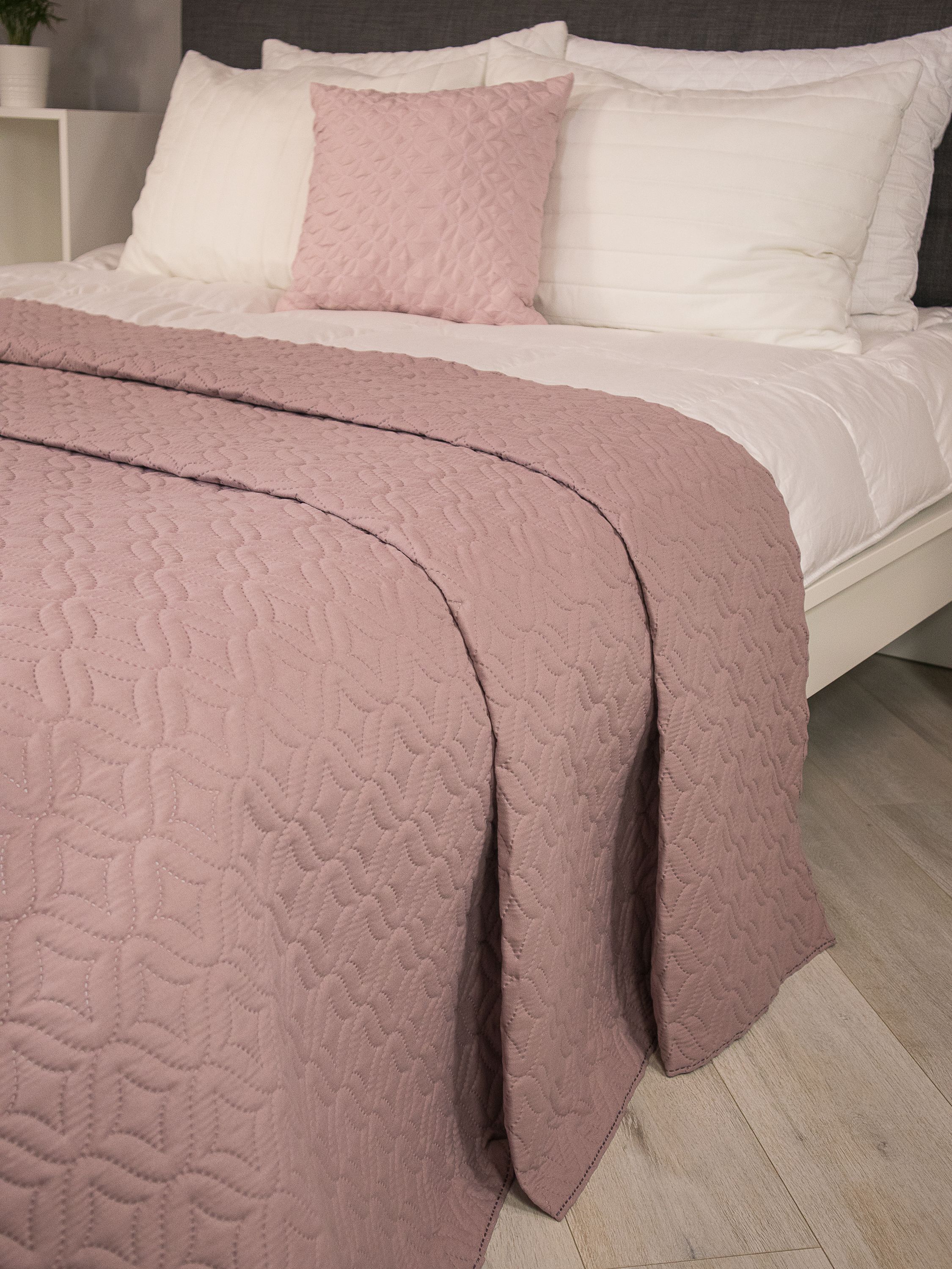 Розовое покрывало на кровать