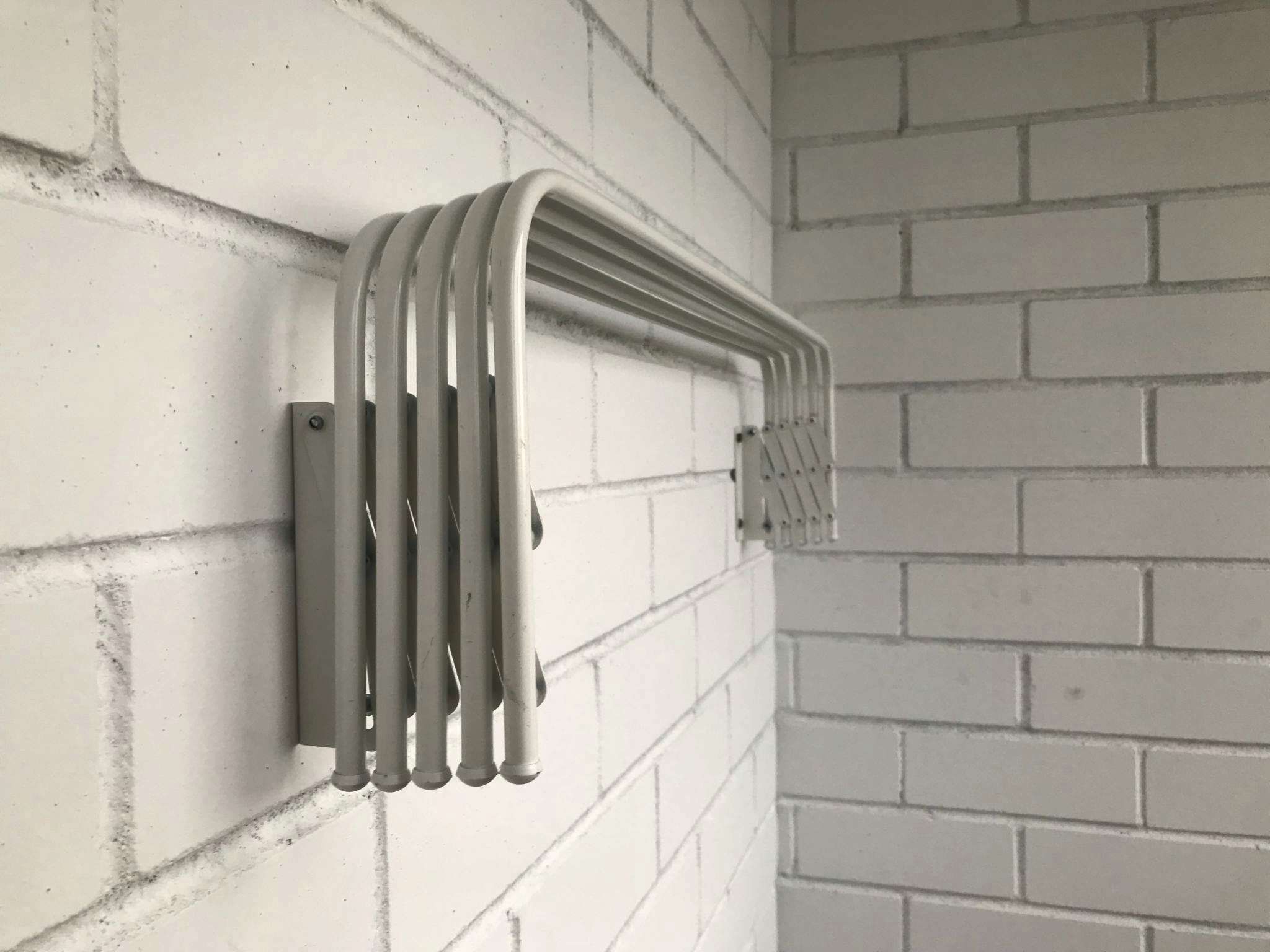раздвижная вешалка на стену