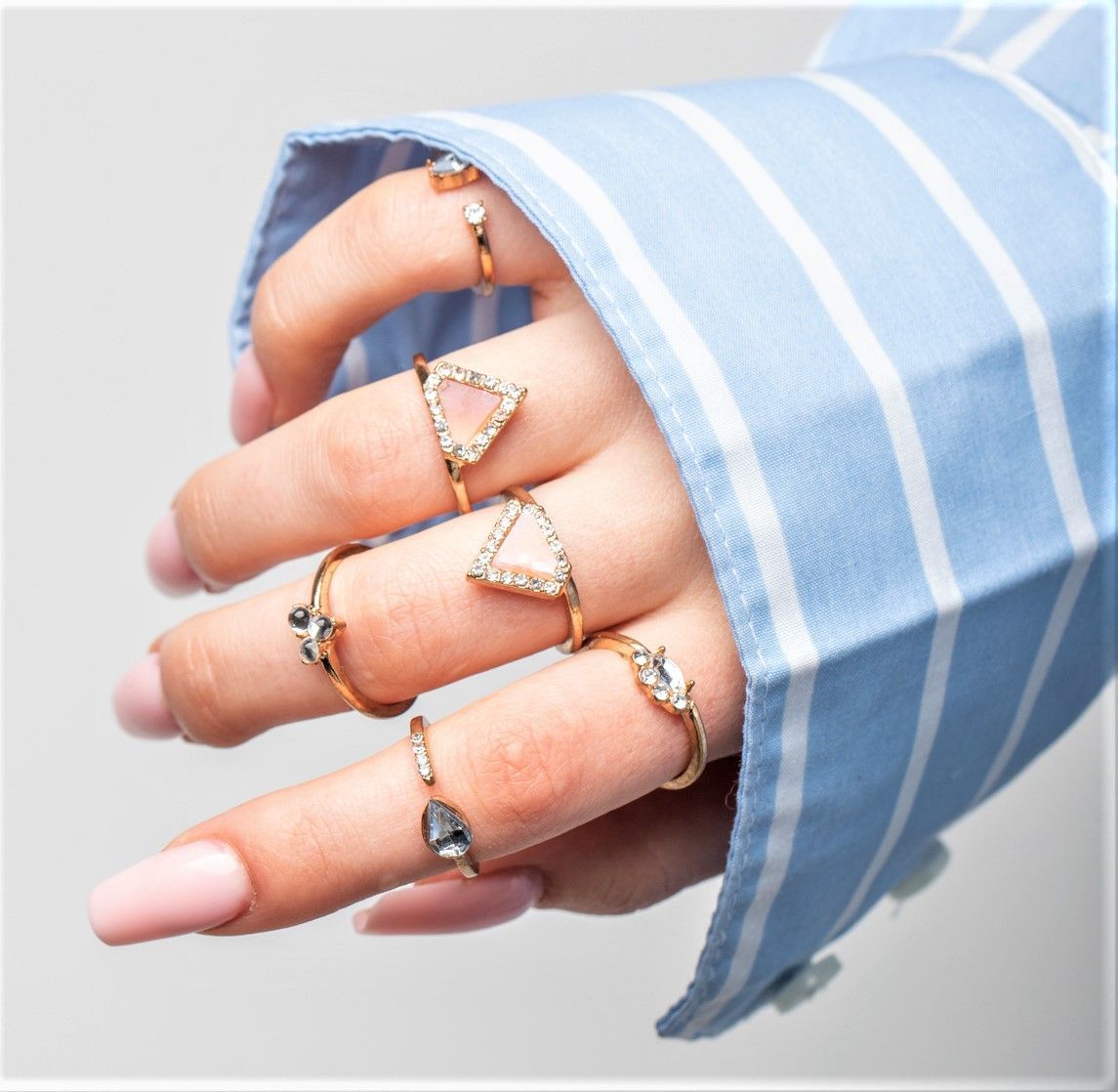 Кольцо неделька белое золото. Кольцо для собак. Комплект колец москва. Фактурные кольца. Комплект колечек.