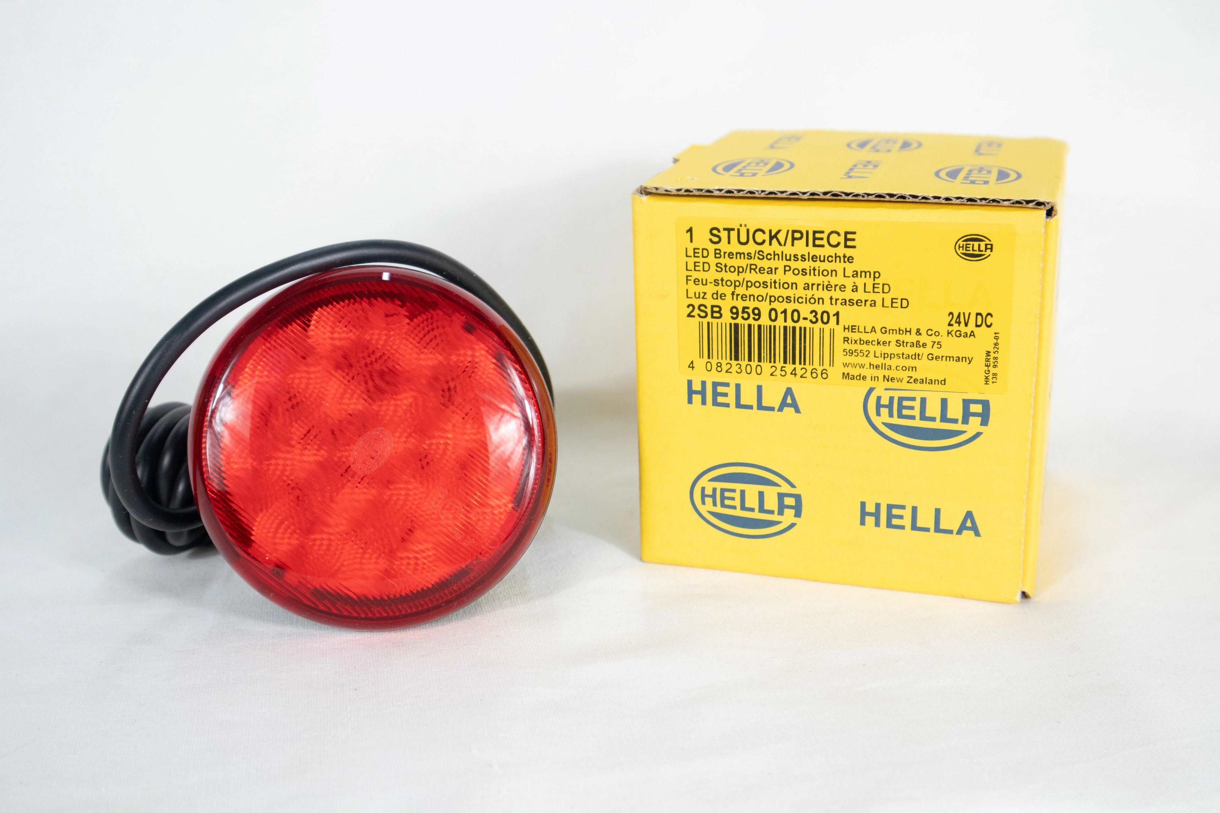 World hella o. Сигнал HELLA. Фонарь габаритов светодиод красн #172-01-12led. 0152621 HELLA фонарь. Фонарь габаритный ЛИАЗ.