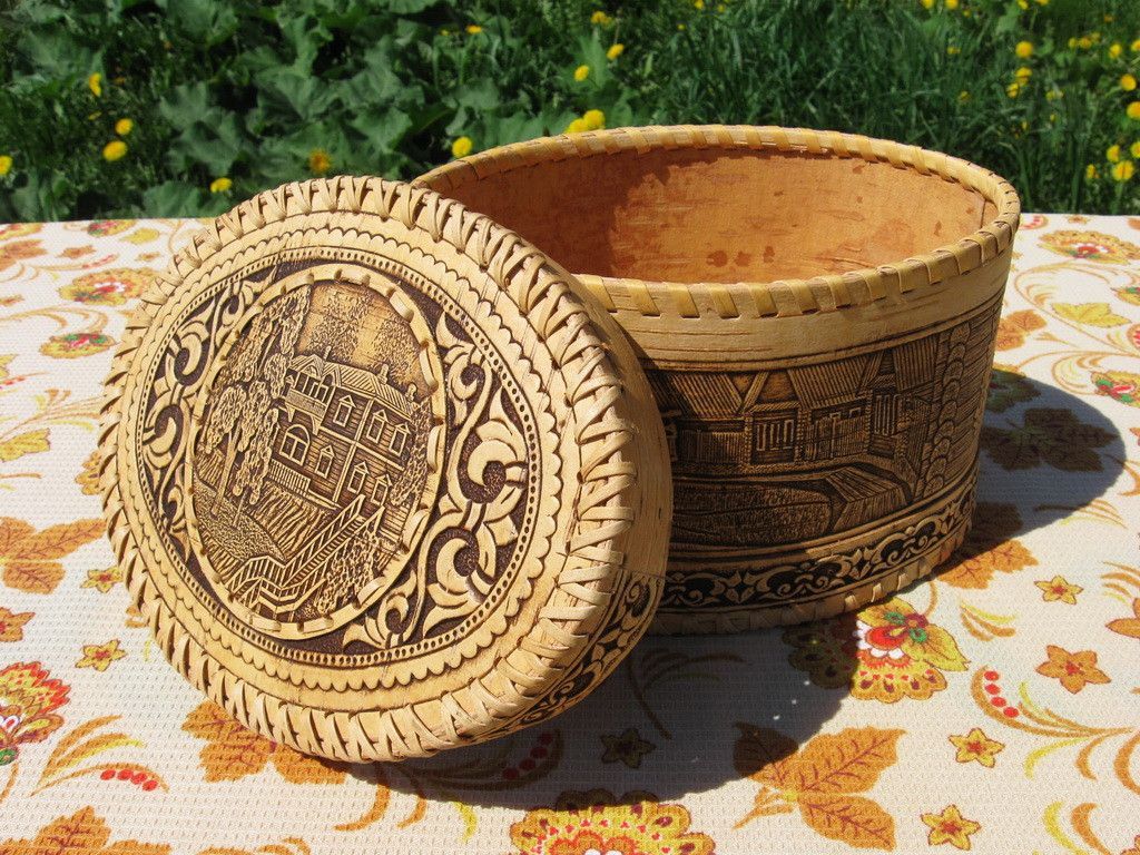 Золотая береста асино. Украшения из бересты. Коробочка из бересты. Сималенд туес "велюр", плетеный, 8*8*12 см, береста. Батонница из бересты деревенька.