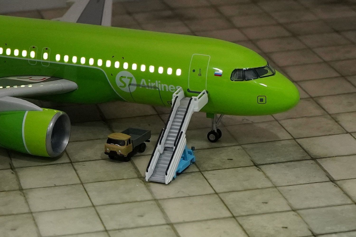 Модель самолёта Airbus A320 Neo, авиакомпании S7 Airlines Россия. С  освещением салона. - купить в интернет-магазине OZON по выгодной цене  (1047777013)