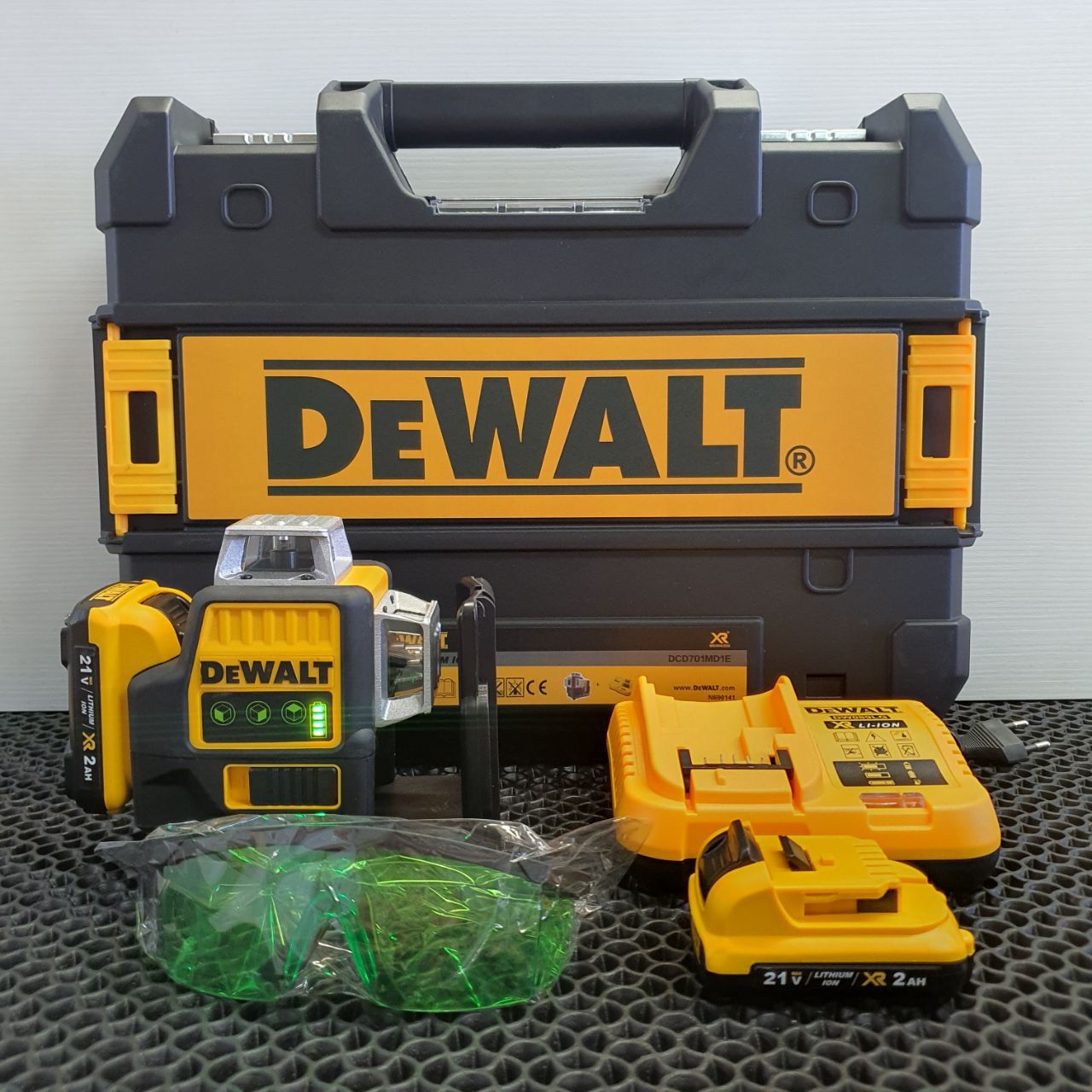 Девольт лазерный уровень. Dewalt 18v 2.0ah. dewalt 2 ah dce089d1g. dewalt dce800t2. лазер девольт зеленый.
